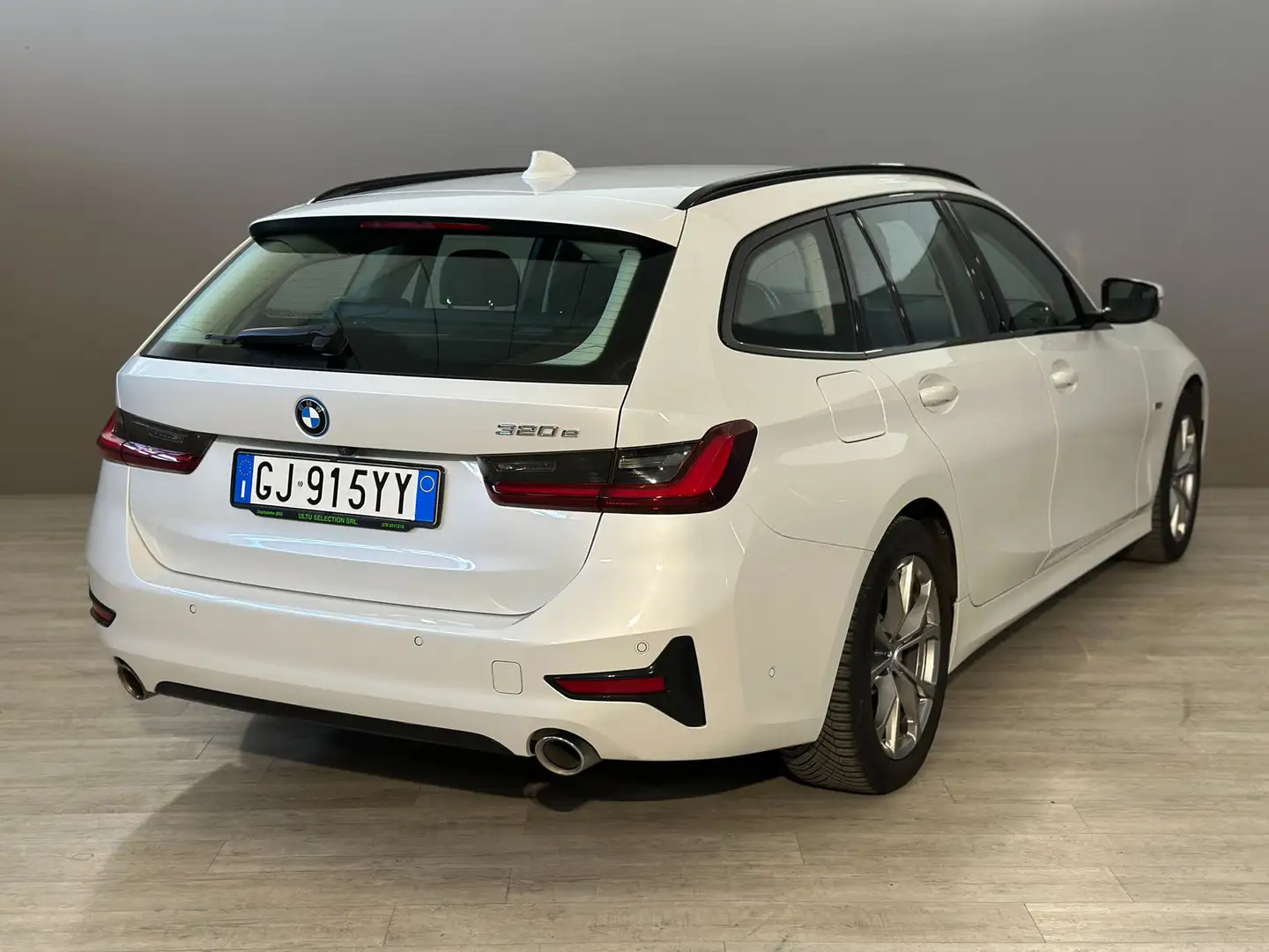 BMW 320 e Touring PHEV Sport auto Weiß - 2