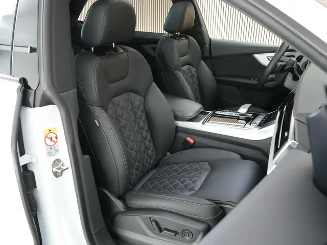 Audi Q8 view 5