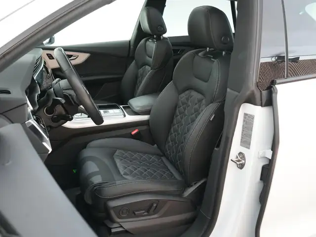 Audi Q8 view 11