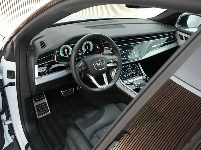 Audi Q8 view 9