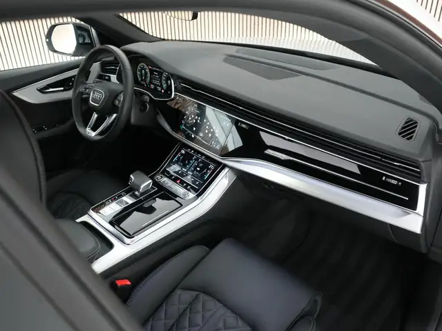 Audi Q8 view 3