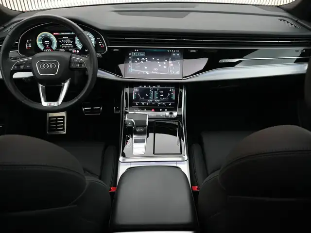 Audi Q8 view 8