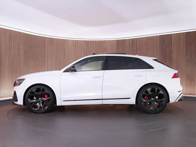 Audi Q8 view 12