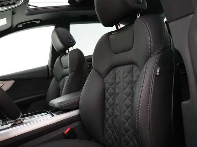 Audi Q8 view 16