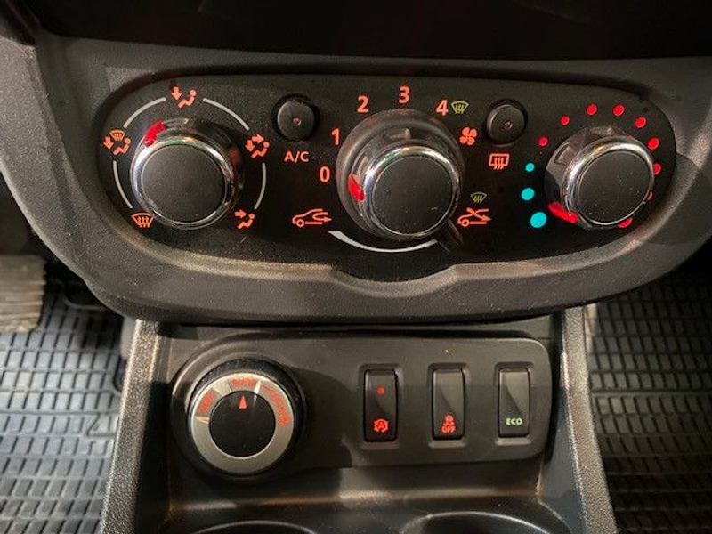 Dacia Duster I Laureate 1.6 SCe 4x4 — photo 15