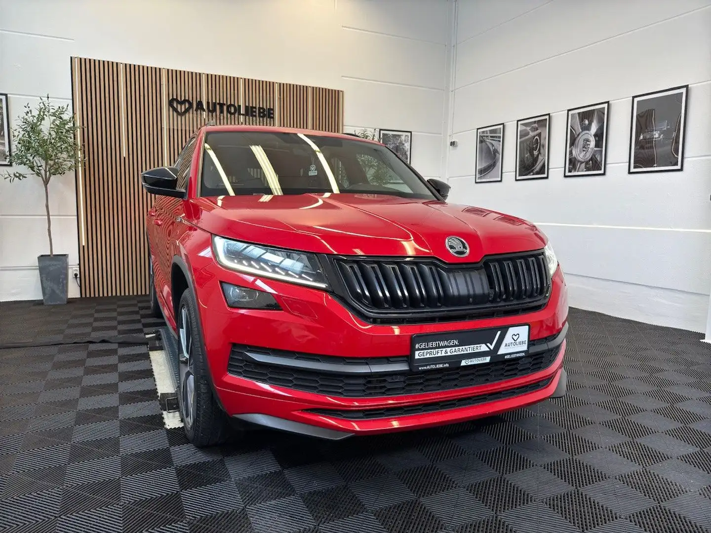 Skoda Kodiaq 2.0 TDI Sportline 4x4 DSG*AHK*PANO*7SITZE Rot - 1