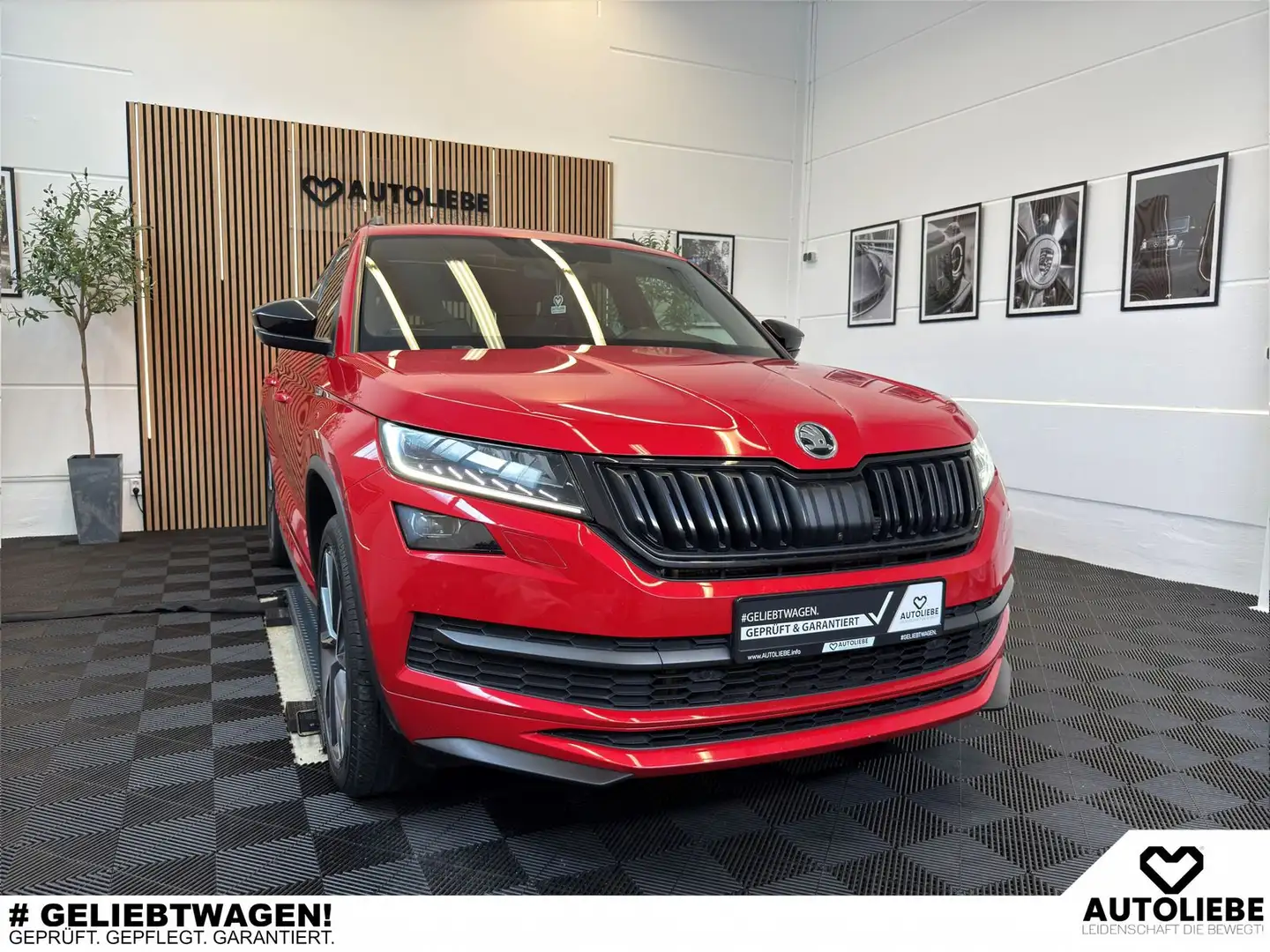 Skoda Kodiaq 2.0 TDI Sportline 4x4 DSG*AHK*PANO*7SITZE Rood - 1