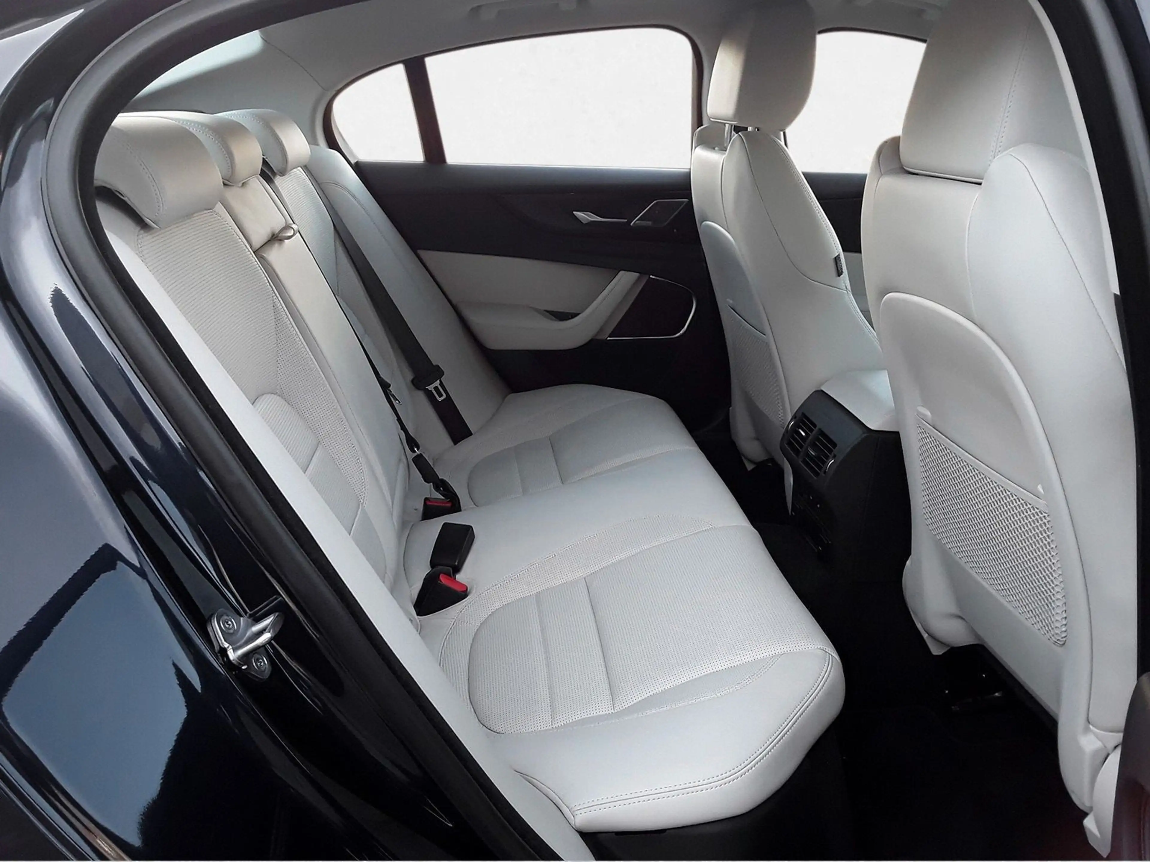 Jaguar XE R-Dynamic HSE AWD D200 Vollausstattung — photo 5
