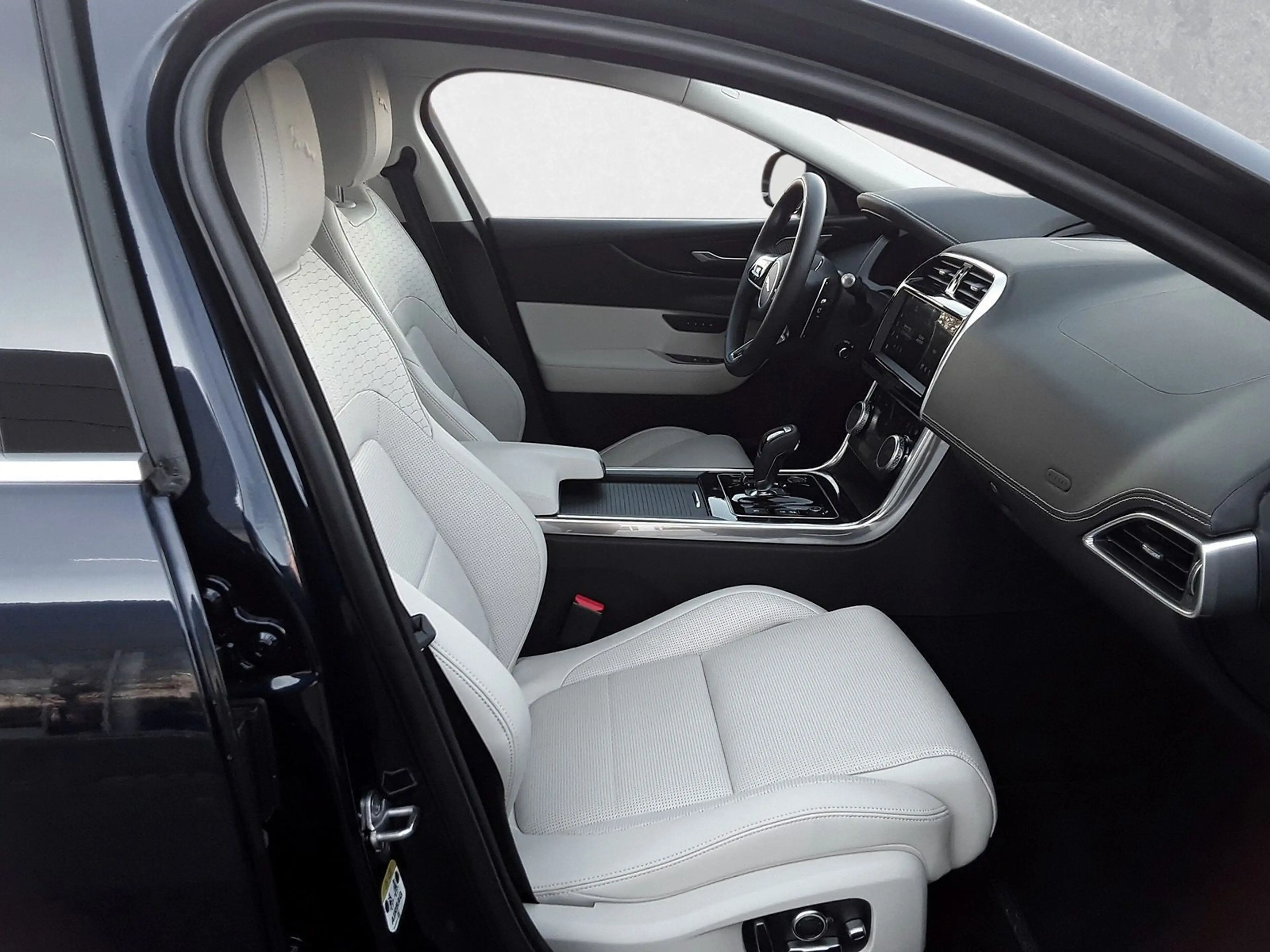Jaguar XE R-Dynamic HSE AWD D200 Vollausstattung — photo 3