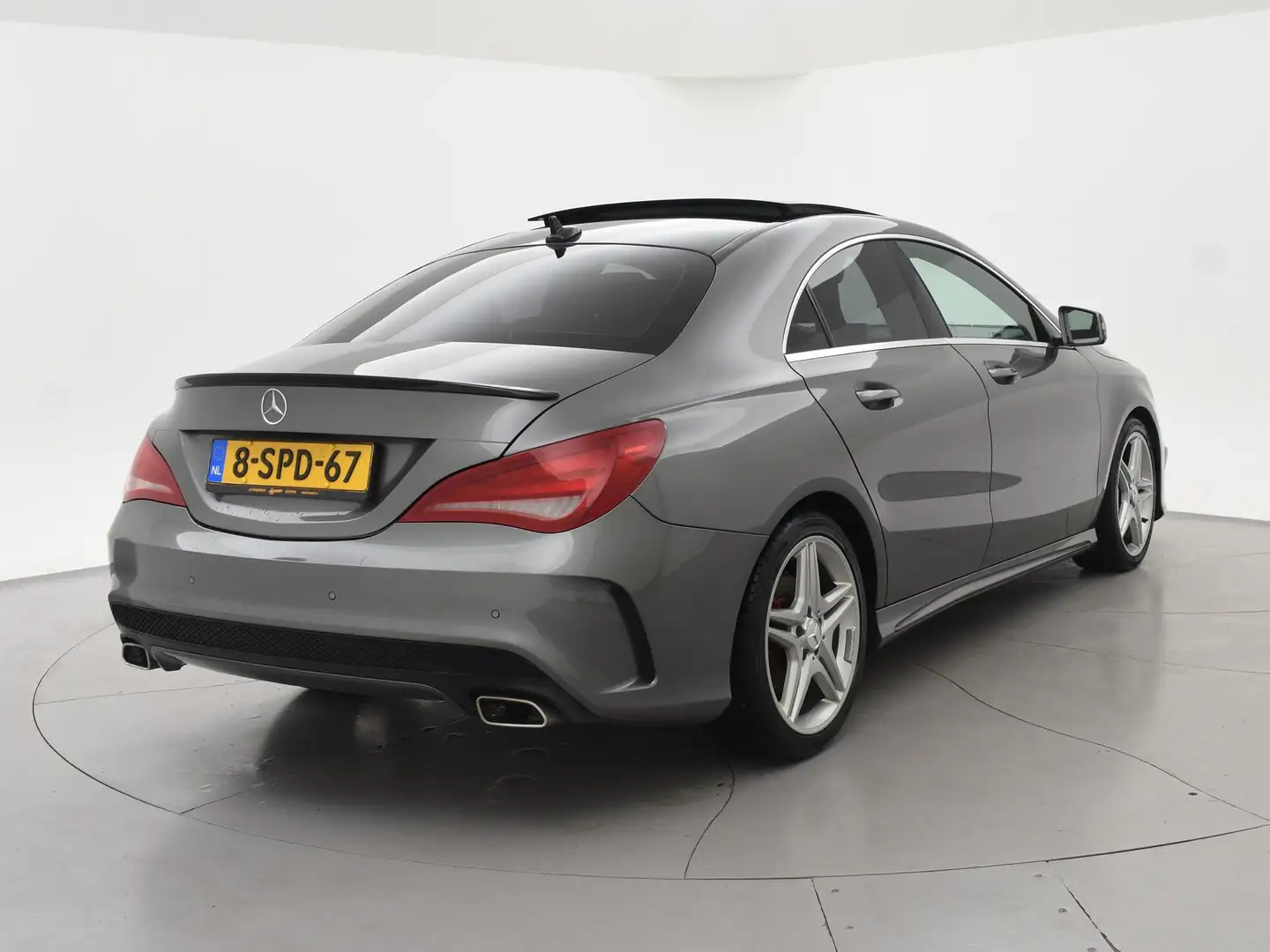 Mercedes-Benz CLA 200 AMG-LINE AUT7. + PANORAMA | CAMERA | SPORTSTOELEN Grijs - 2