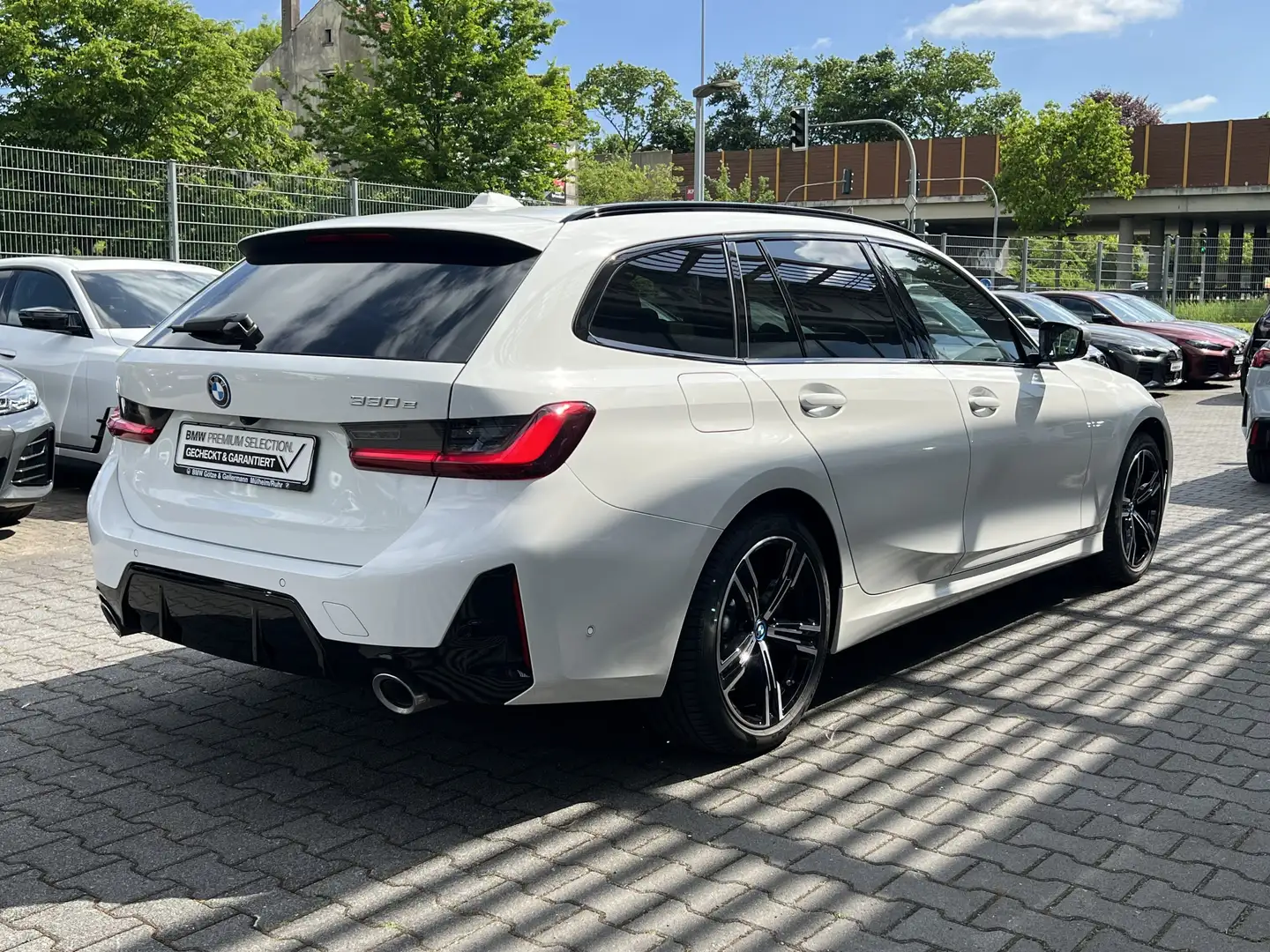 BMW 330 e Touring M Sport //HeadUp Adapt.LED AHK Weiß - 2