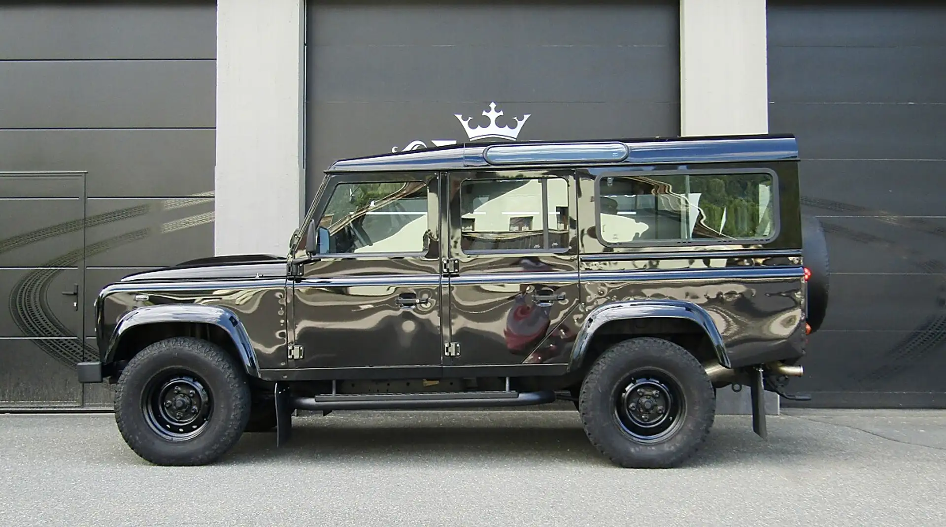 Land Rover Defender 110" Station Wagon E 2,4 TD Schwarz - 1