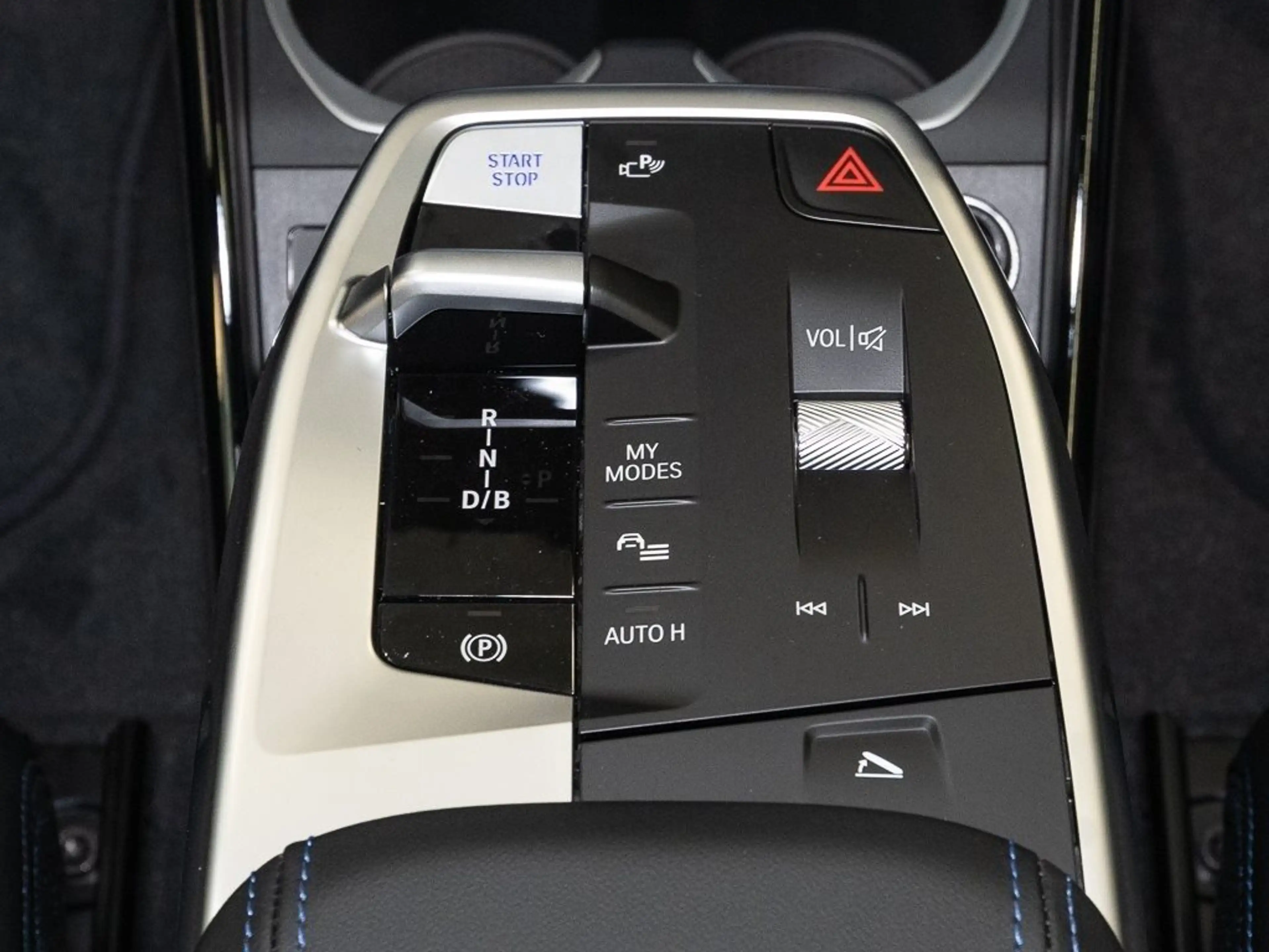 BMW iX1 eDrive20 M Sport AHK RFK NAVI Standh. LED — photo 9