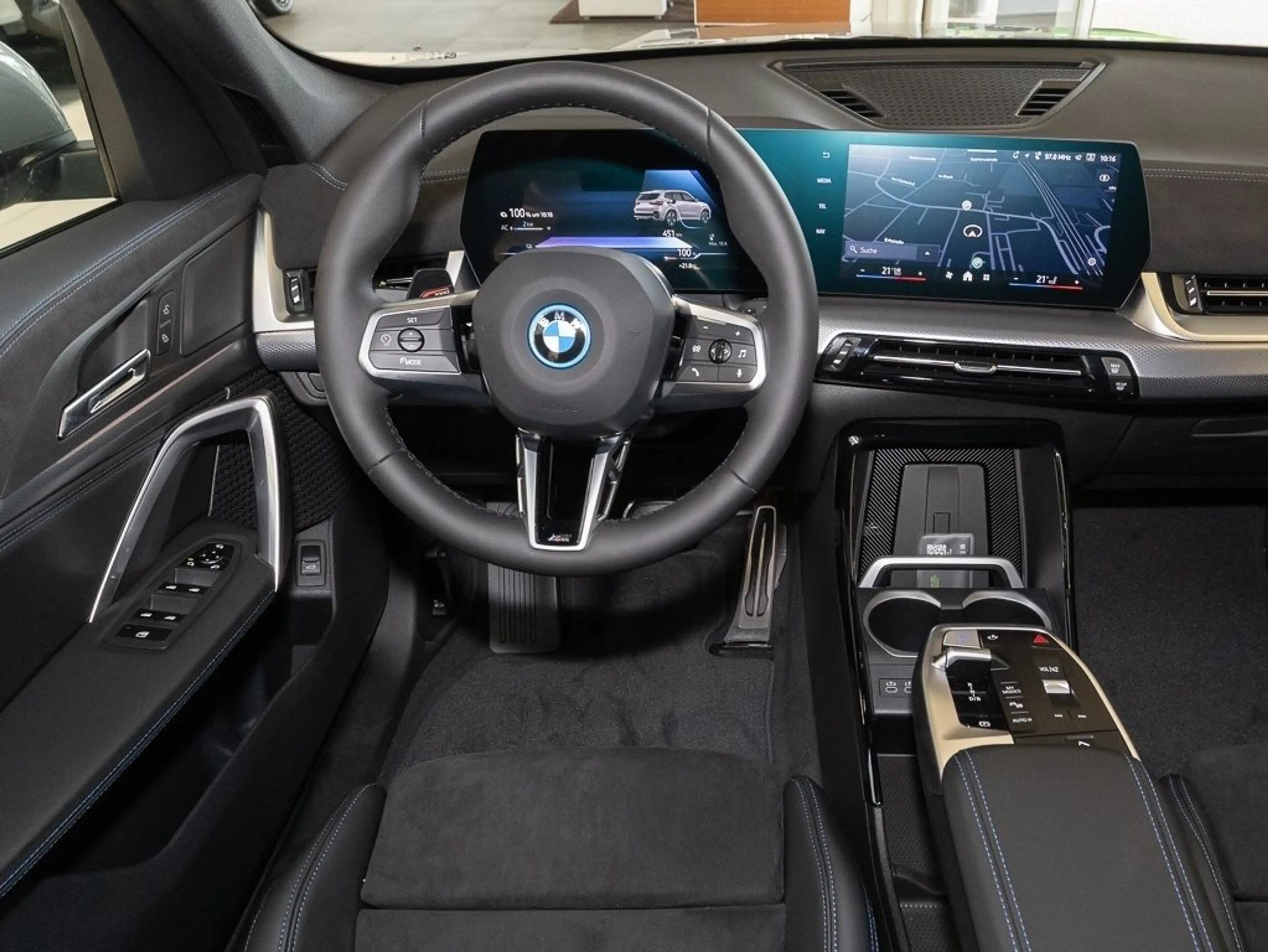 BMW iX1 eDrive20 M Sport AHK RFK NAVI Standh. LED — photo 6