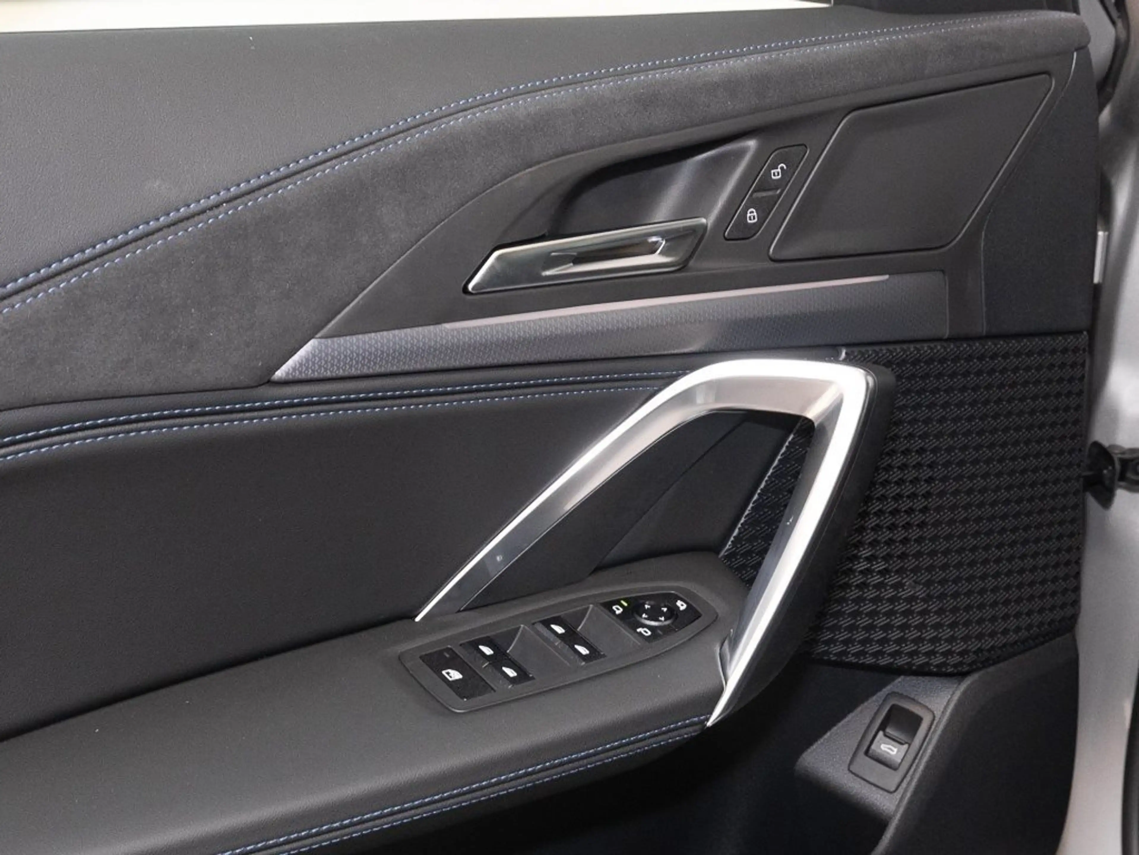 BMW iX1 eDrive20 M Sport AHK RFK NAVI Standh. LED — photo 5