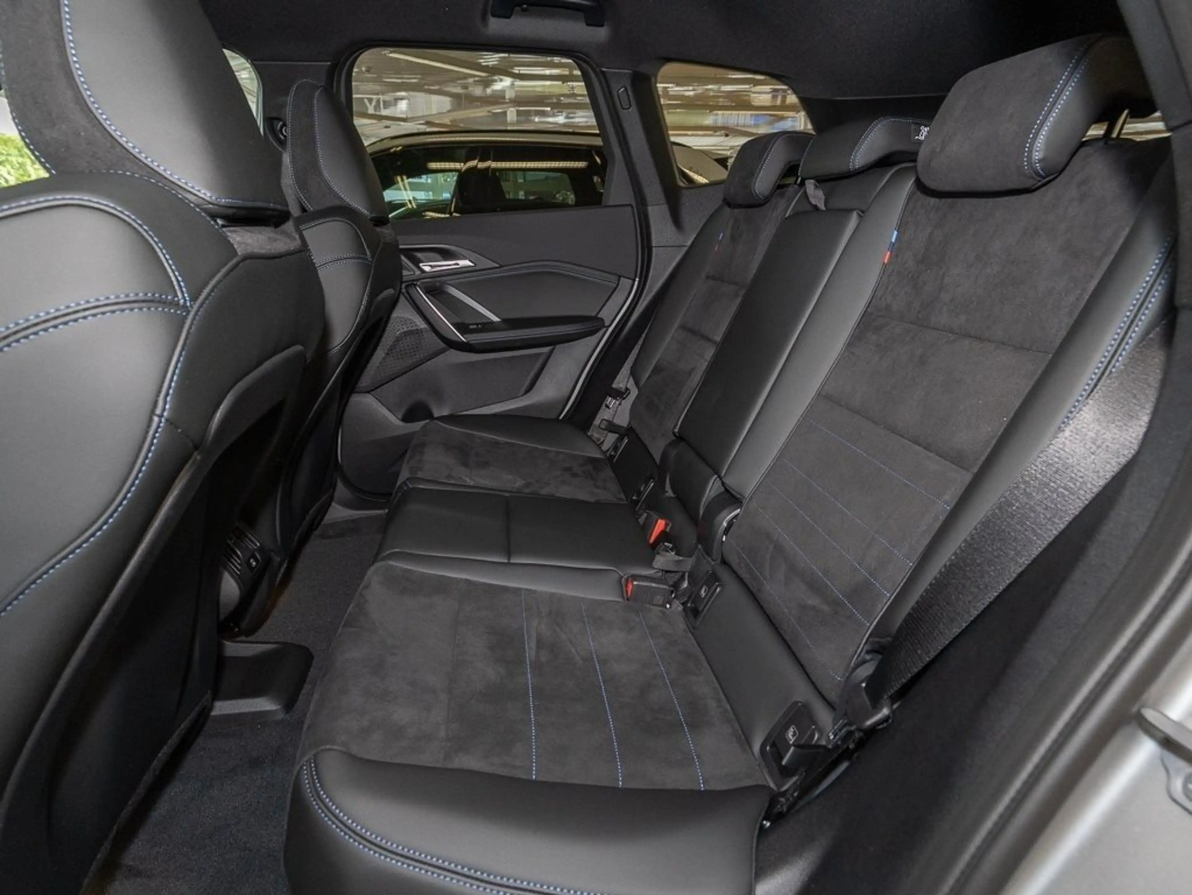 BMW iX1 eDrive20 M Sport AHK RFK NAVI Standh. LED — photo 12
