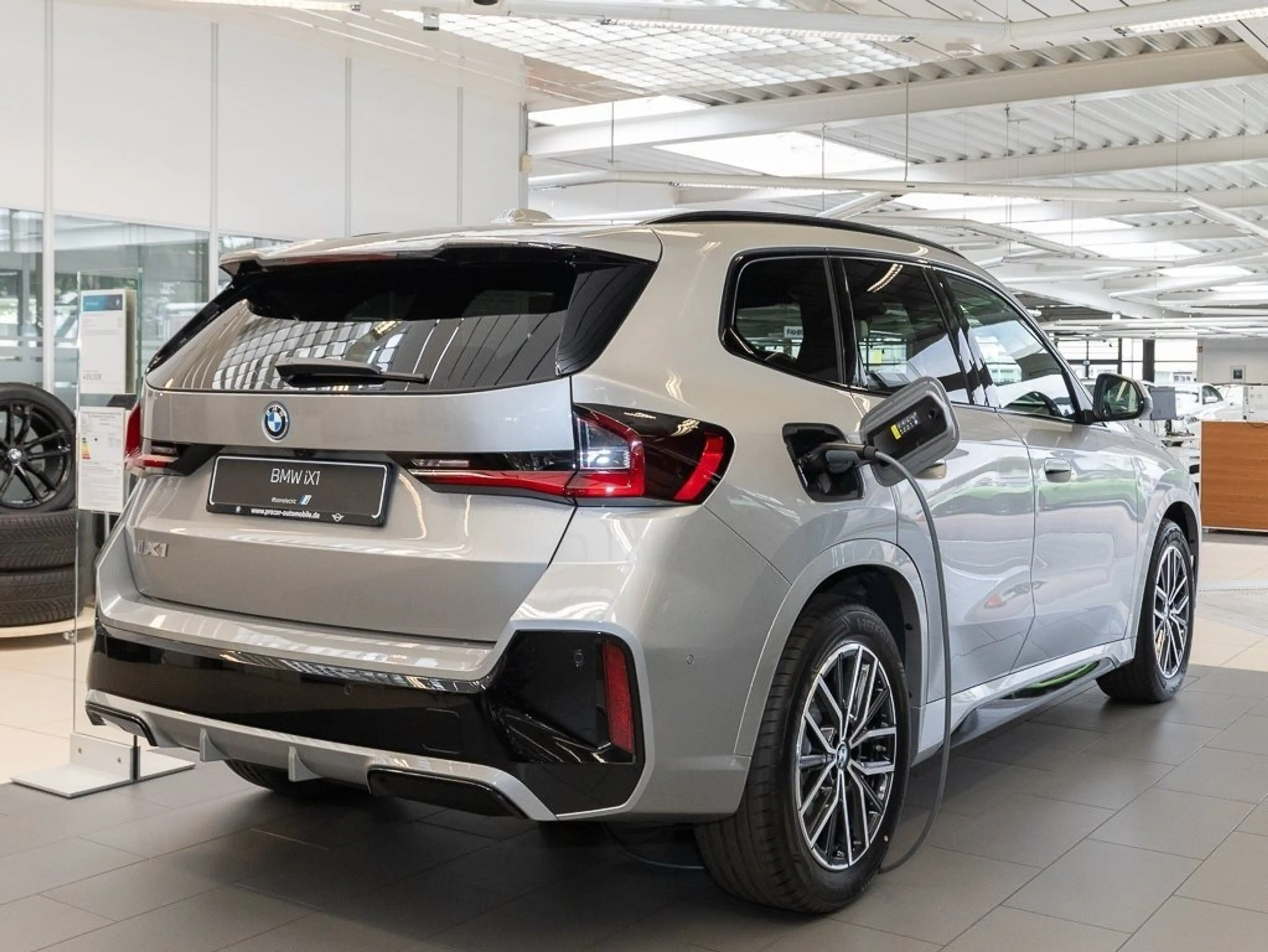 BMW iX1 eDrive20 M Sport AHK RFK NAVI Standh. LED — photo 2