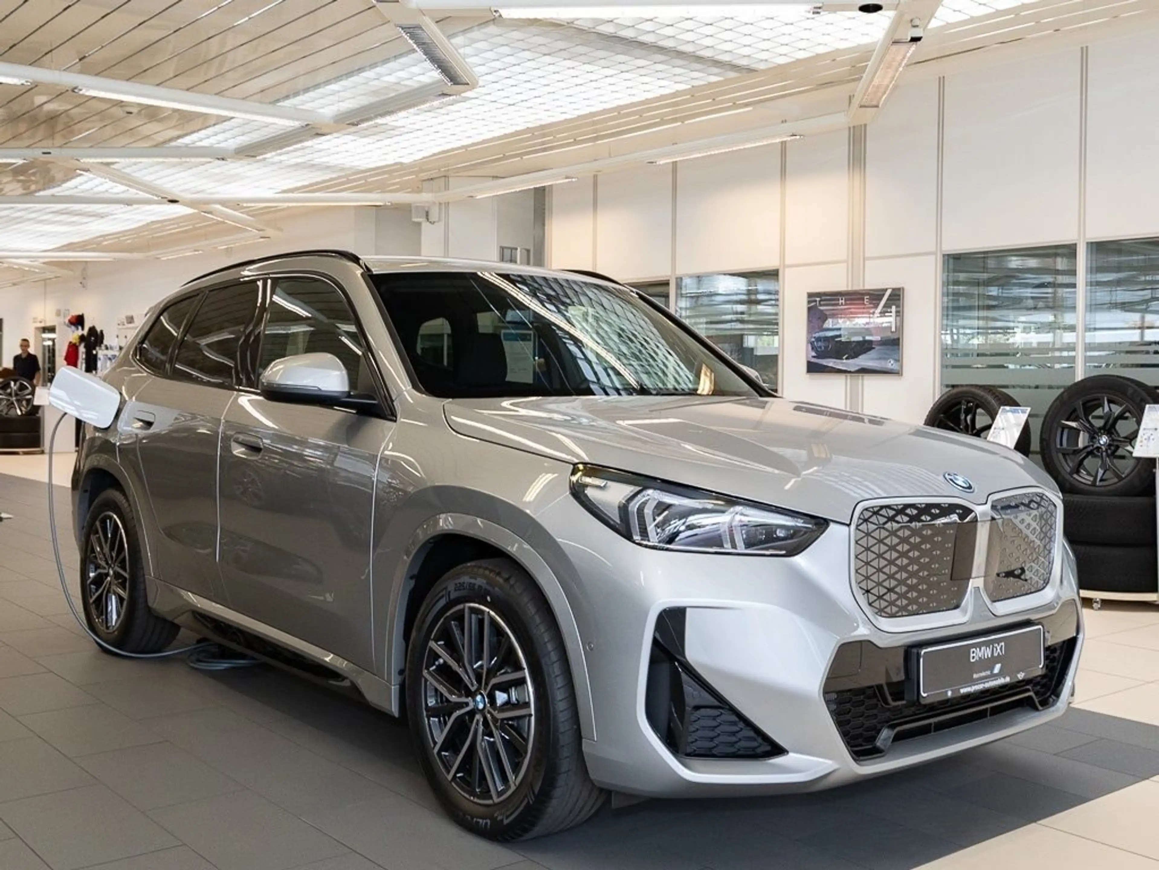 BMW iX1 eDrive20 M Sport AHK RFK NAVI Standh. LED — photo 3