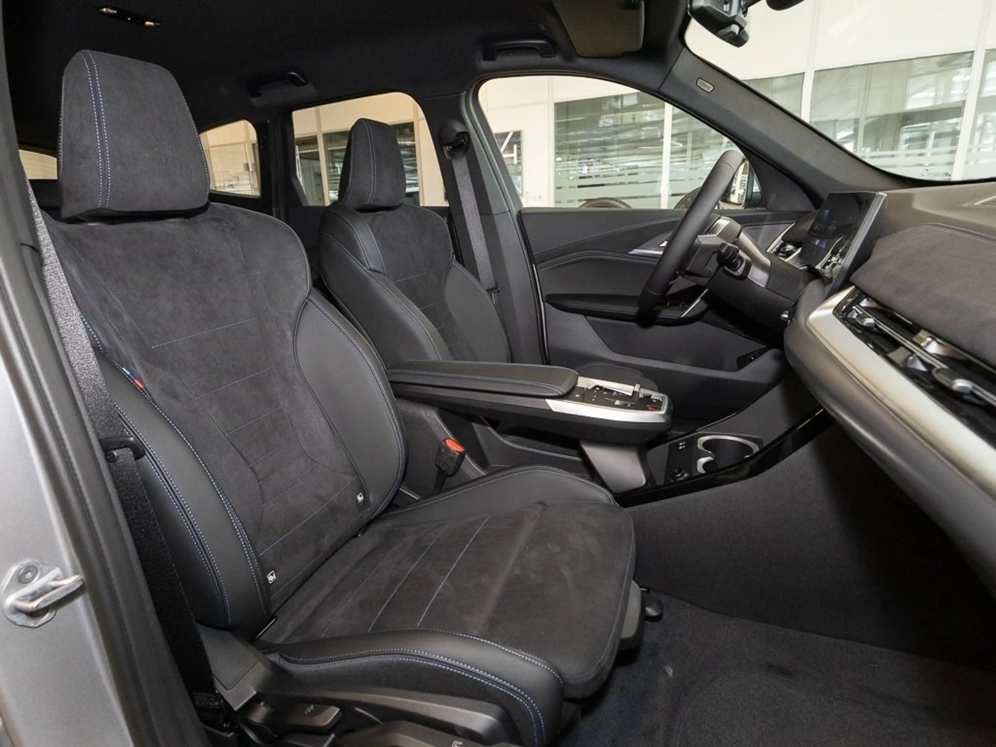 BMW iX1 eDrive20 M Sport AHK RFK NAVI Standh. LED — photo 11