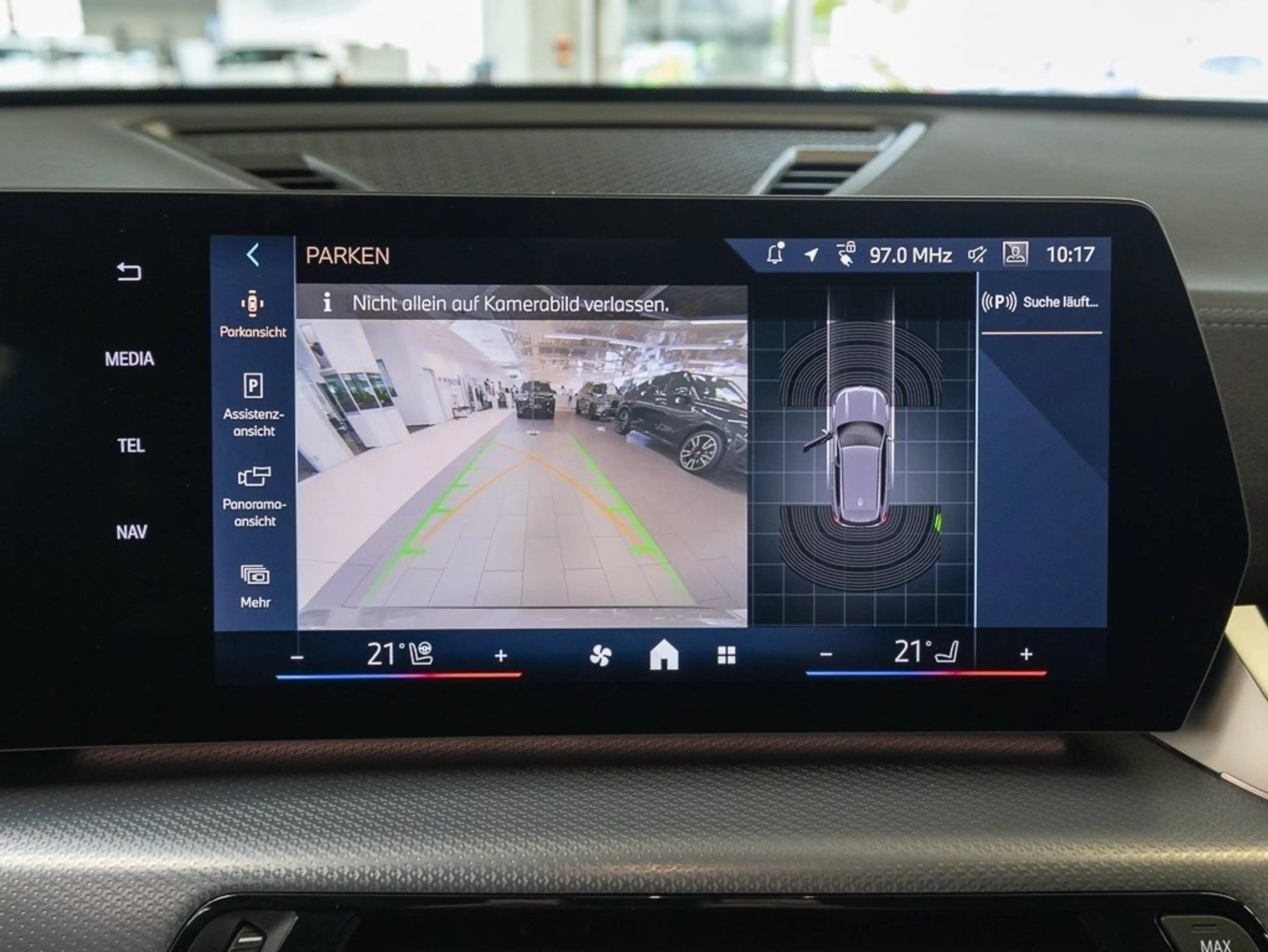 BMW iX1 eDrive20 M Sport AHK RFK NAVI Standh. LED — photo 8