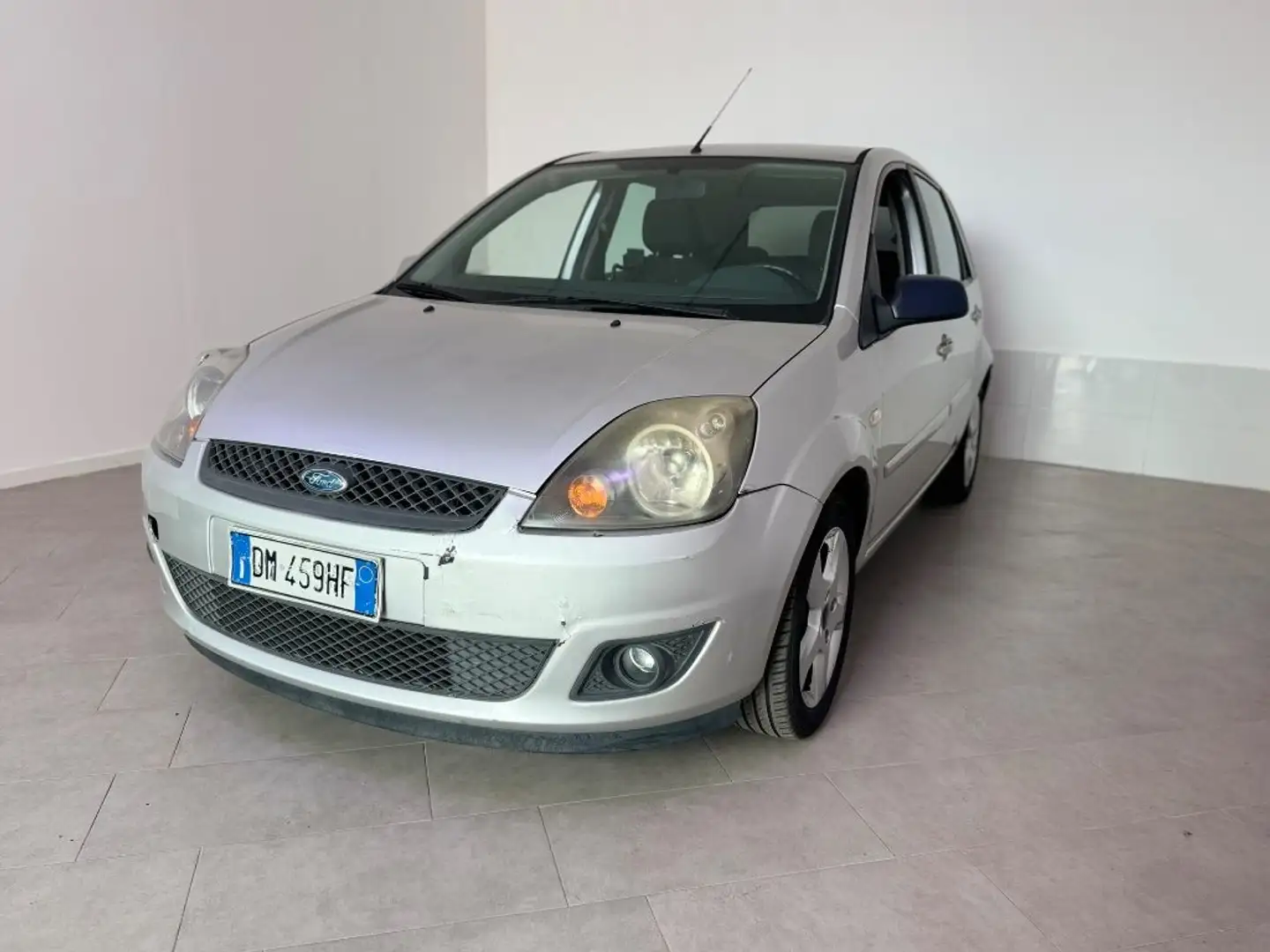 Ford Fiesta 1.2 16V 5p. Ghia Gümüş rengi - 2