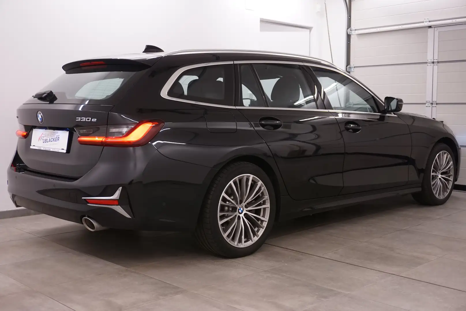 BMW 330 e xDrive Luxury Line // Abstandstempomat // Allrad Noir - 2