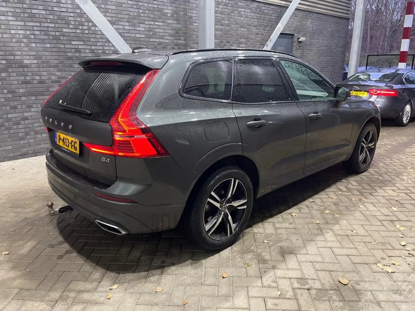 Volvo XC60 B4 R-Design | Panoramadak | ACC | Stoel+Stuurverwa Grijs - 2