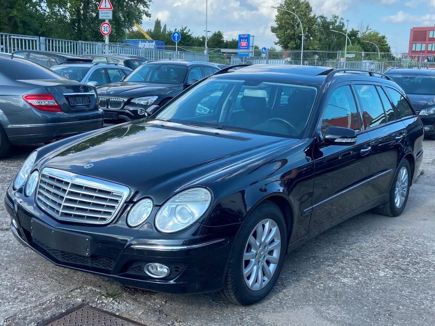 Mercedes-Benz E 220 E 220 T CDI Automatik / Klimaaut./SD/Parksensoren Schwarz - 2