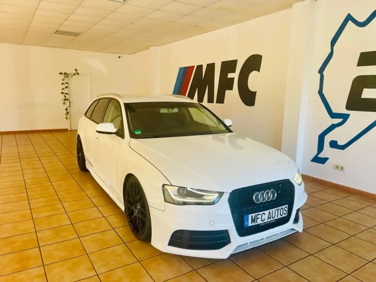 Audi A4 2.0TDI Advanced Edition Multitronic DPF 143 Blanc - 1