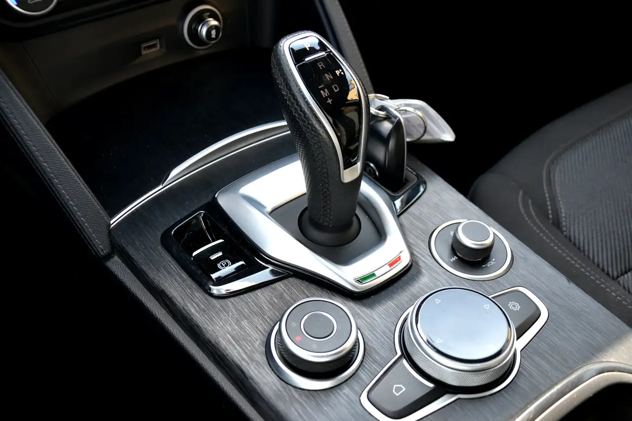 Alfa Romeo Stelvio 2023 — фото 16