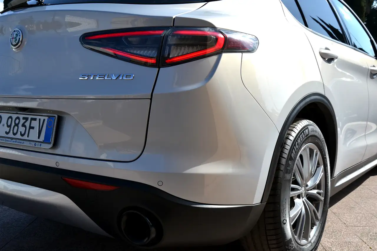 Alfa Romeo Stelvio 2023 — фото 35