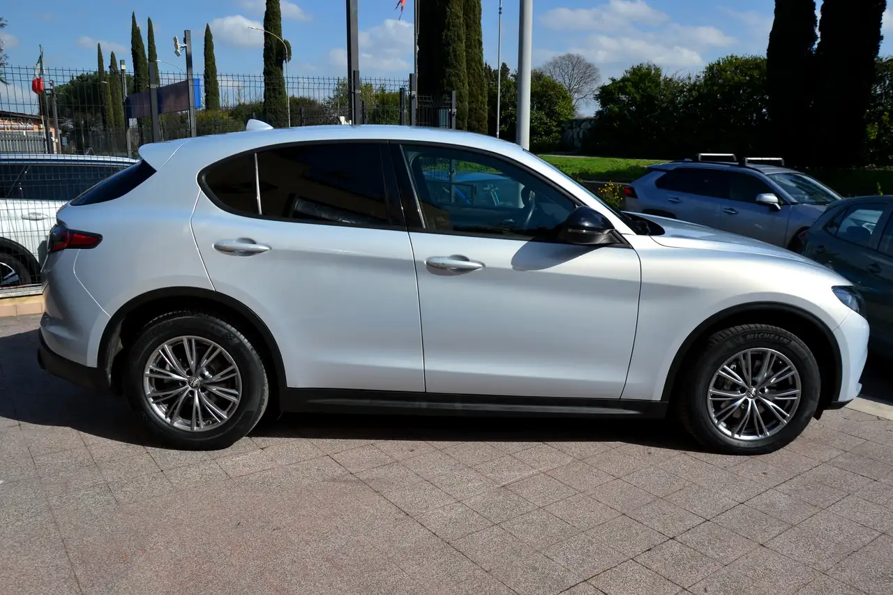 Alfa Romeo Stelvio 2023