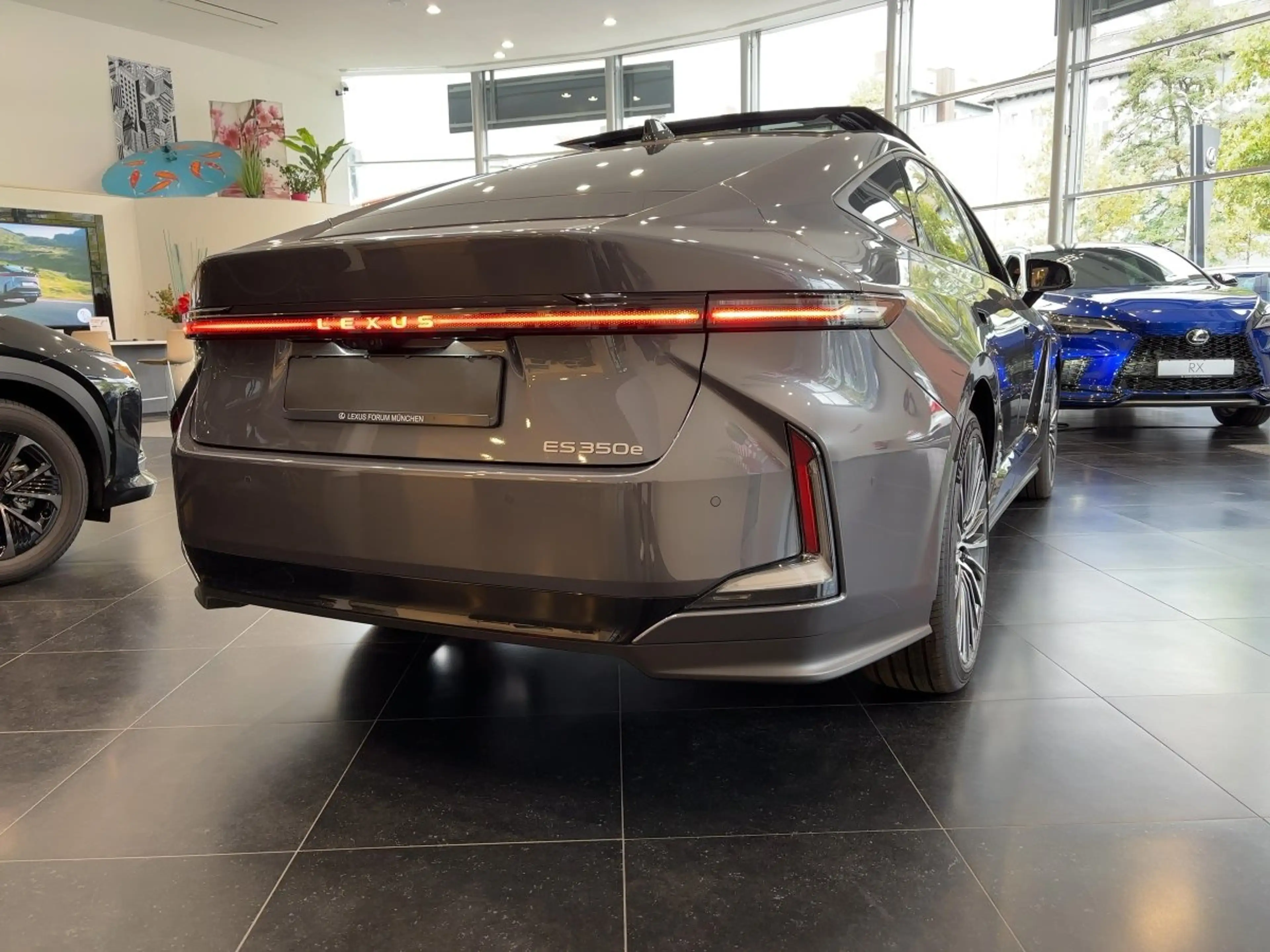 Lexus ES 350 E Luxury — photo 7