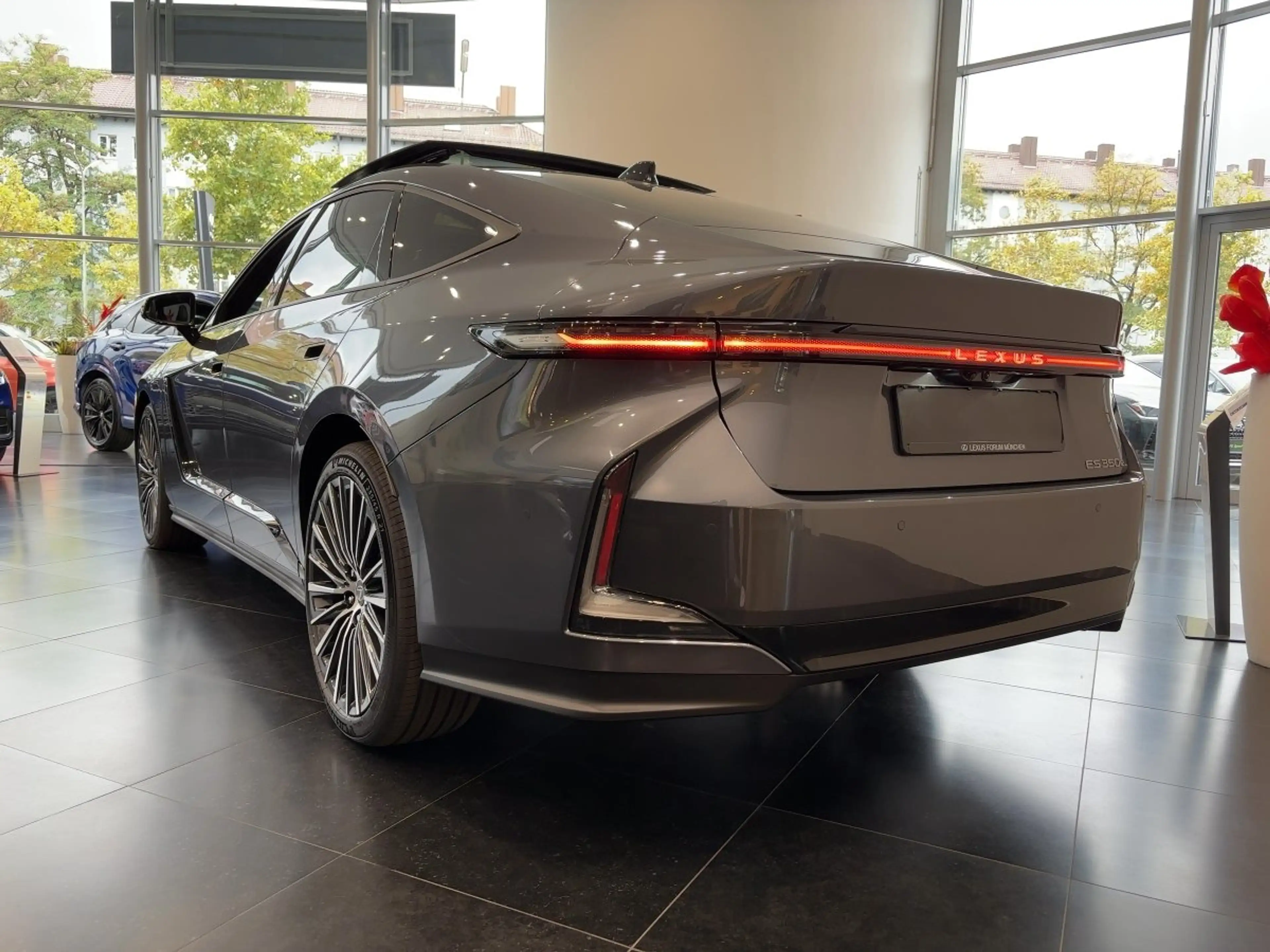Lexus ES 350 E Luxury — photo 6