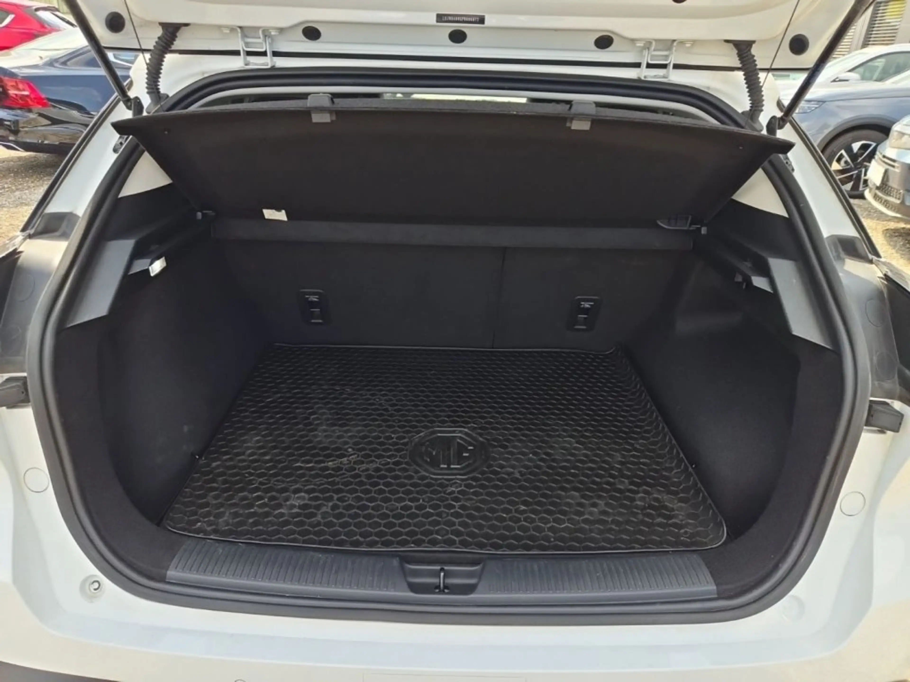 MG MG4 EV 64 kWh Luxury — photo 13