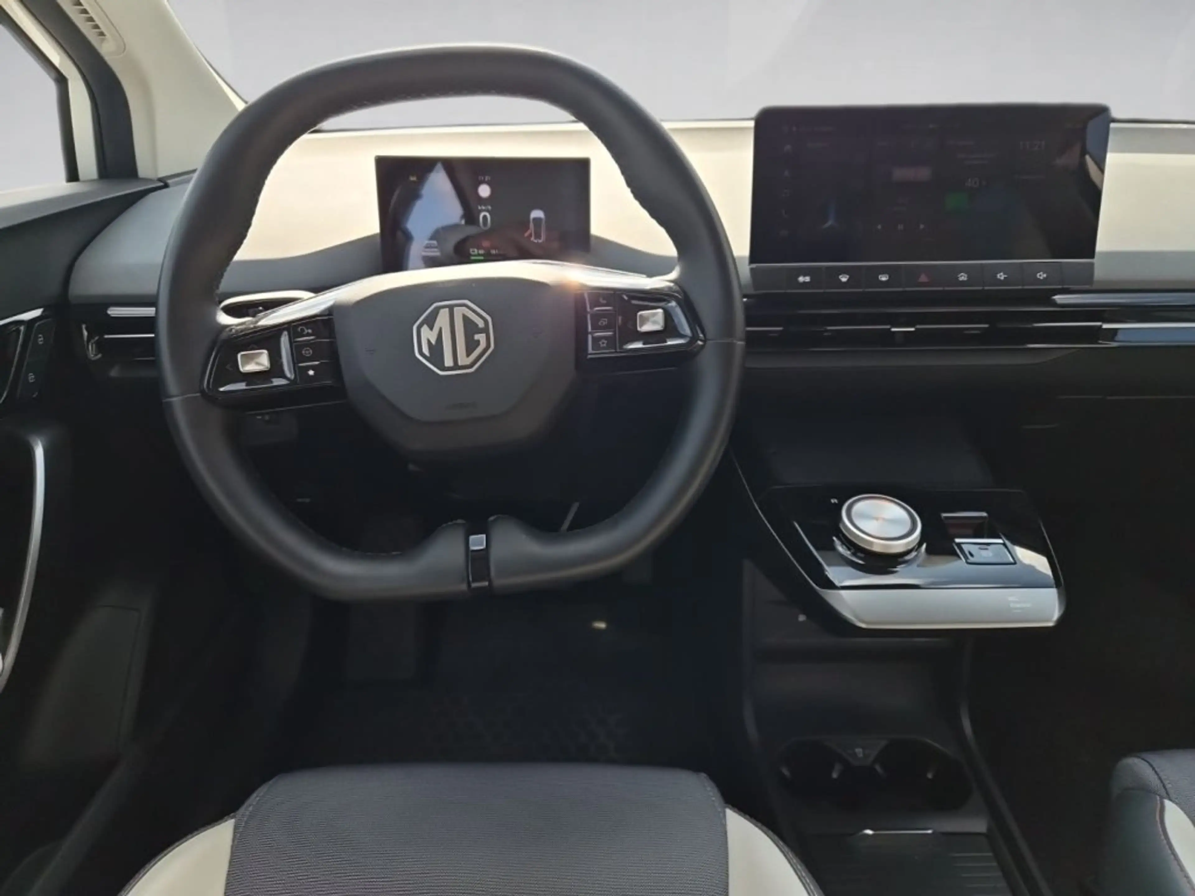 MG MG4 EV 64 kWh Luxury — photo 9