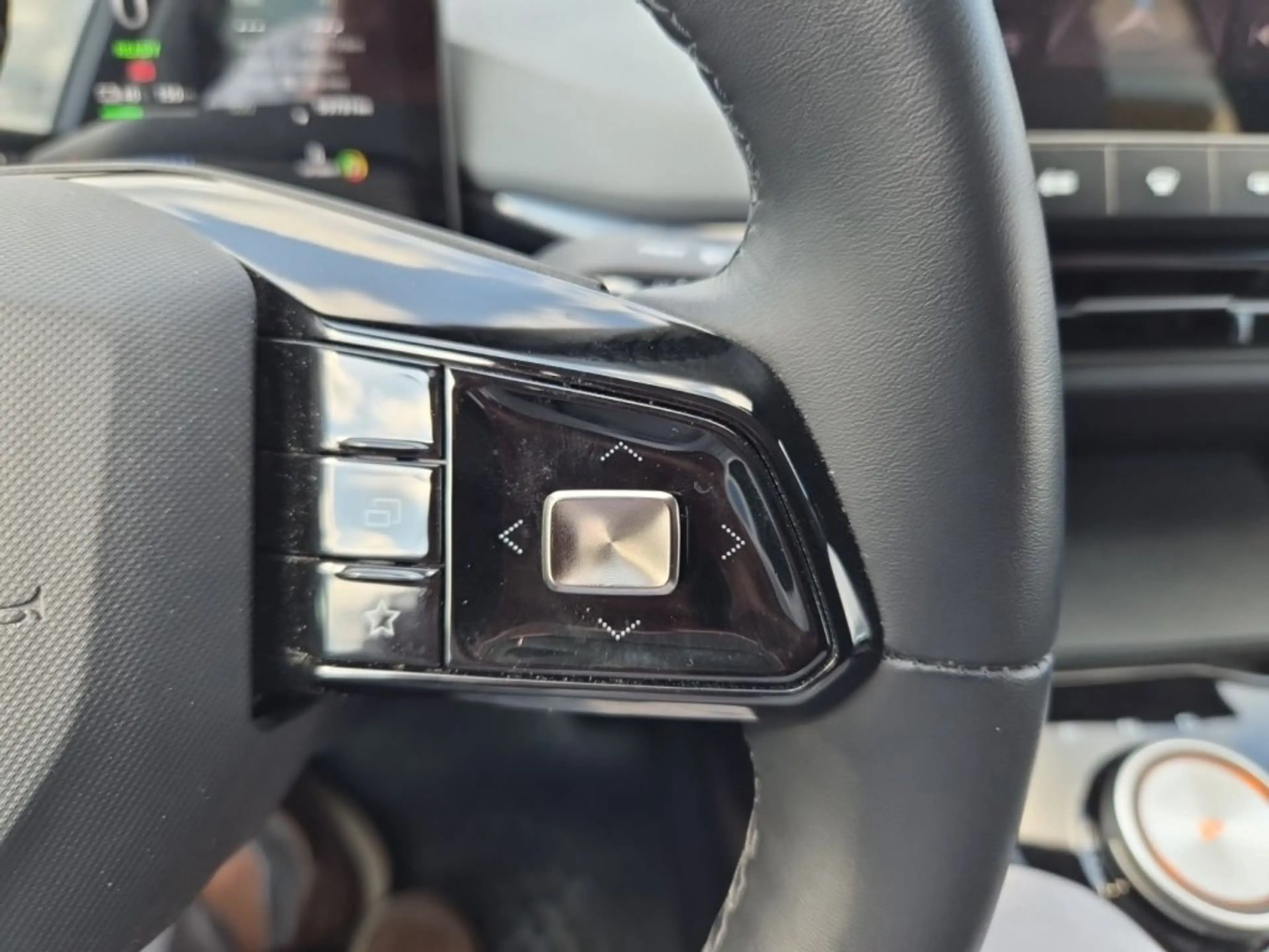 MG MG4 EV 64 kWh Luxury — photo 15