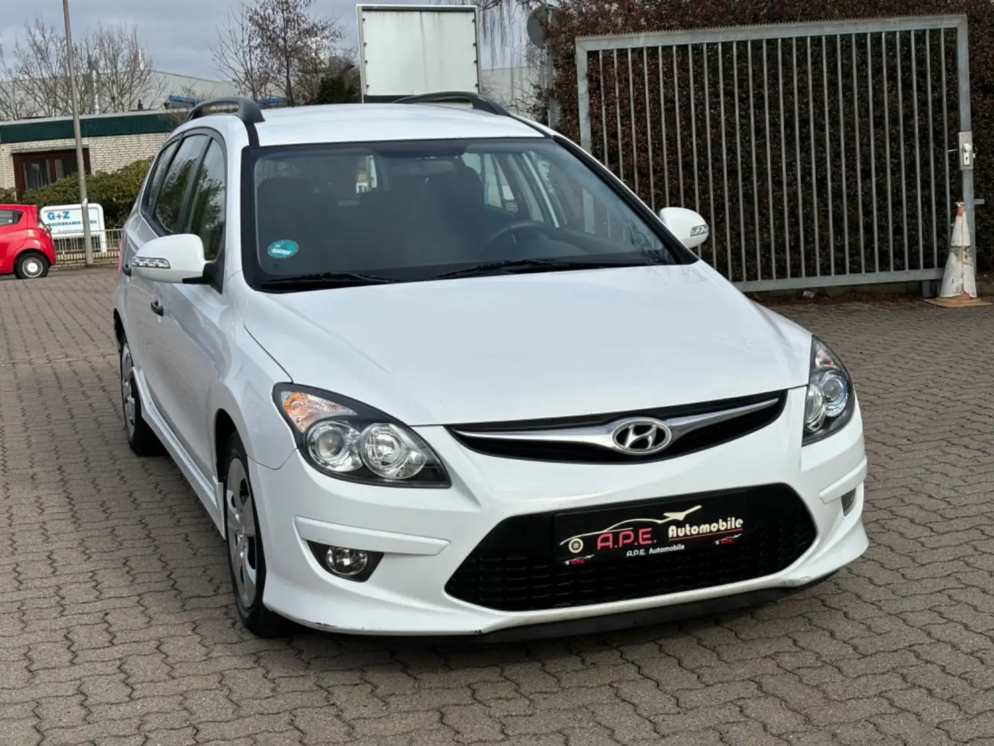 Hyundai i30 cw FIFA WM Edition 1 Hand TÜV NEU Weiß - 1