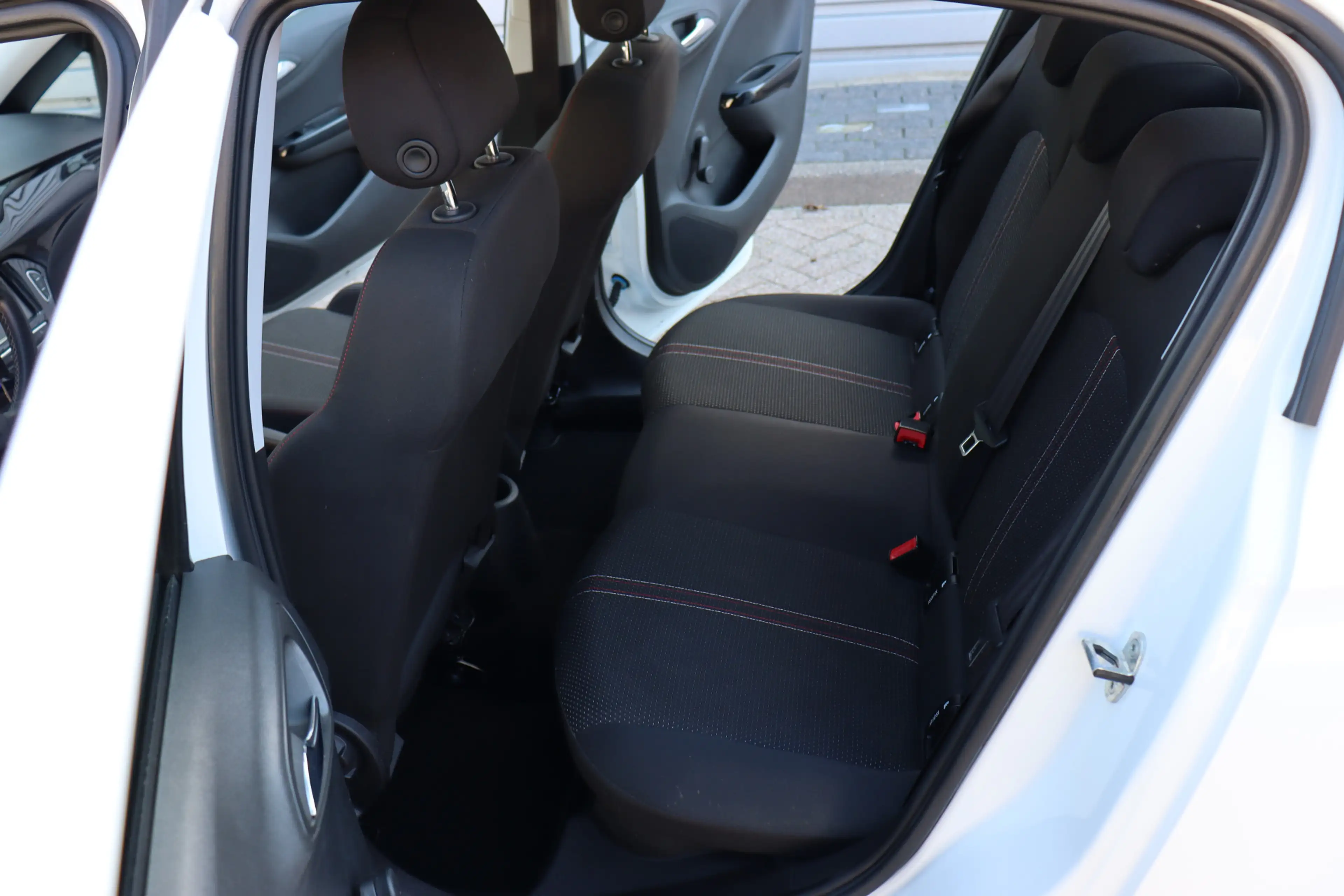 Opel Corsa 1.4 Black Edition O.a: PDC, Trekhaak, DAB, Carplay — photo 24