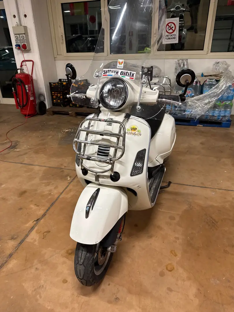Vespa GTS Super 300 super - 1