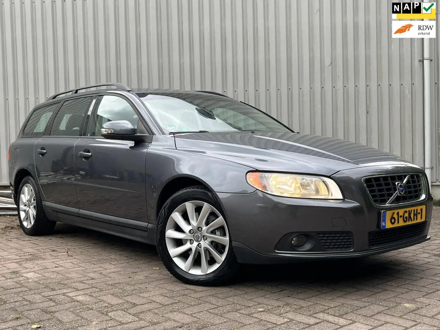 Volvo V70 2.5T Kinetic Leer Keyless Trekhaak 5 cilinder! Gris - 1