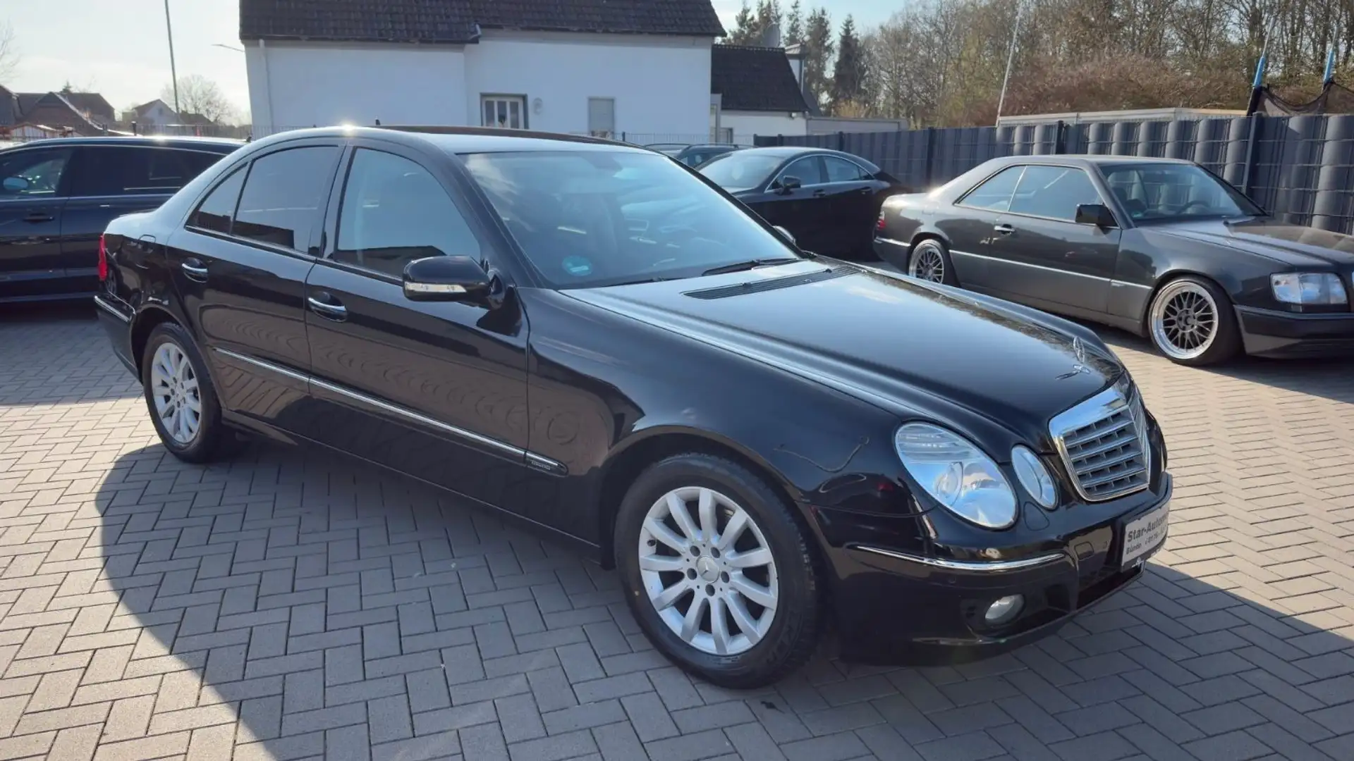 Mercedes-Benz E 300 CDI V6 Lim. BlueTec-Navi-Leder-Xenon-Euro5 Černá - 2