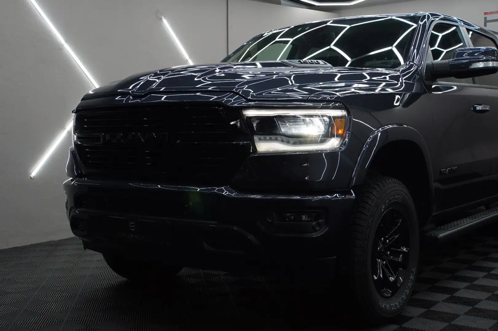 Dodge RAM 5,7 Hemi Laramie 4x4,12"DisplaySitzlüft+Heiz Schwarz - 2