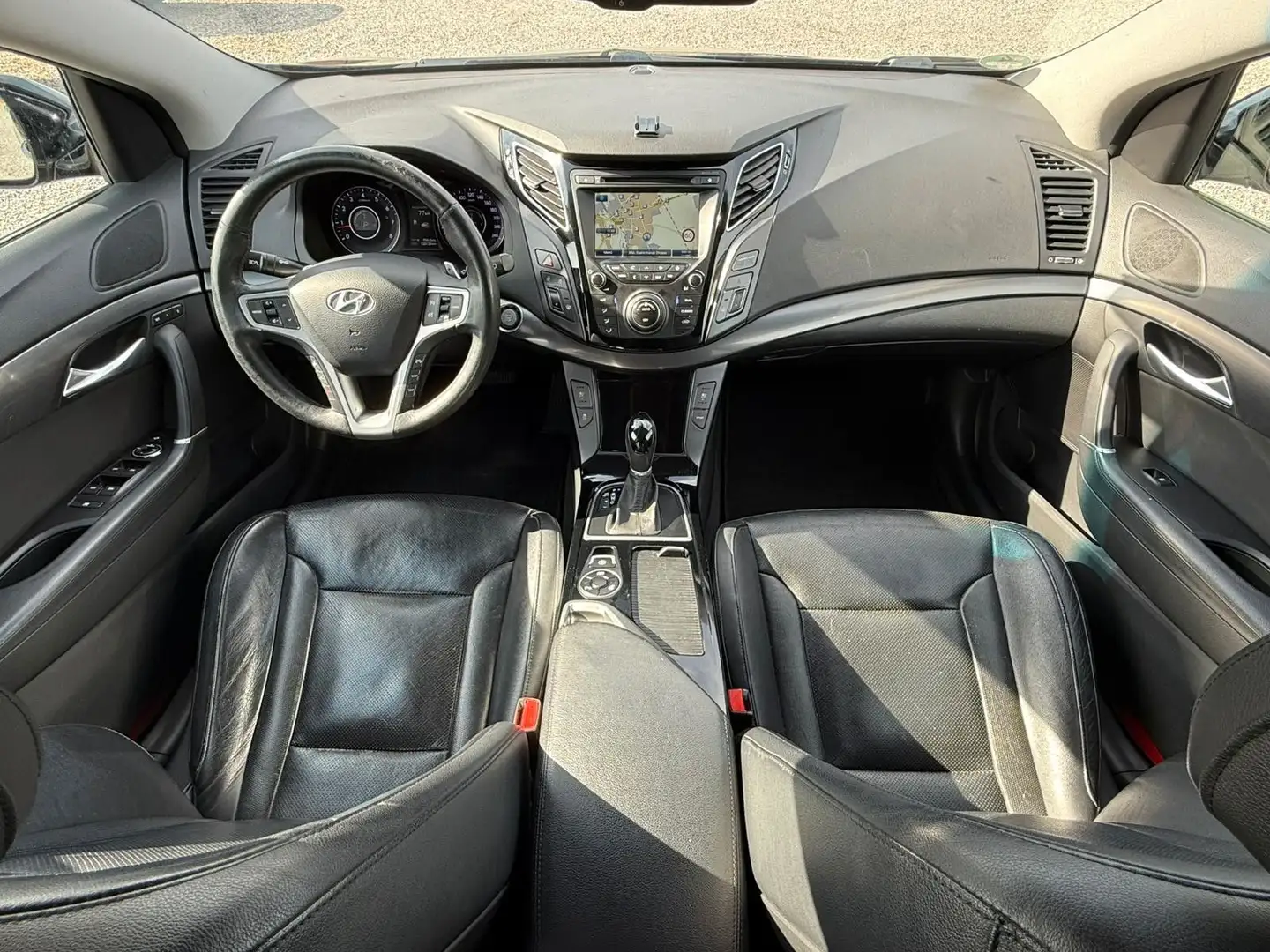 Hyundai i40 cw Premium 2.0i XENON+LEDER+NAVI+KAMERA+AHK Zwart - 2