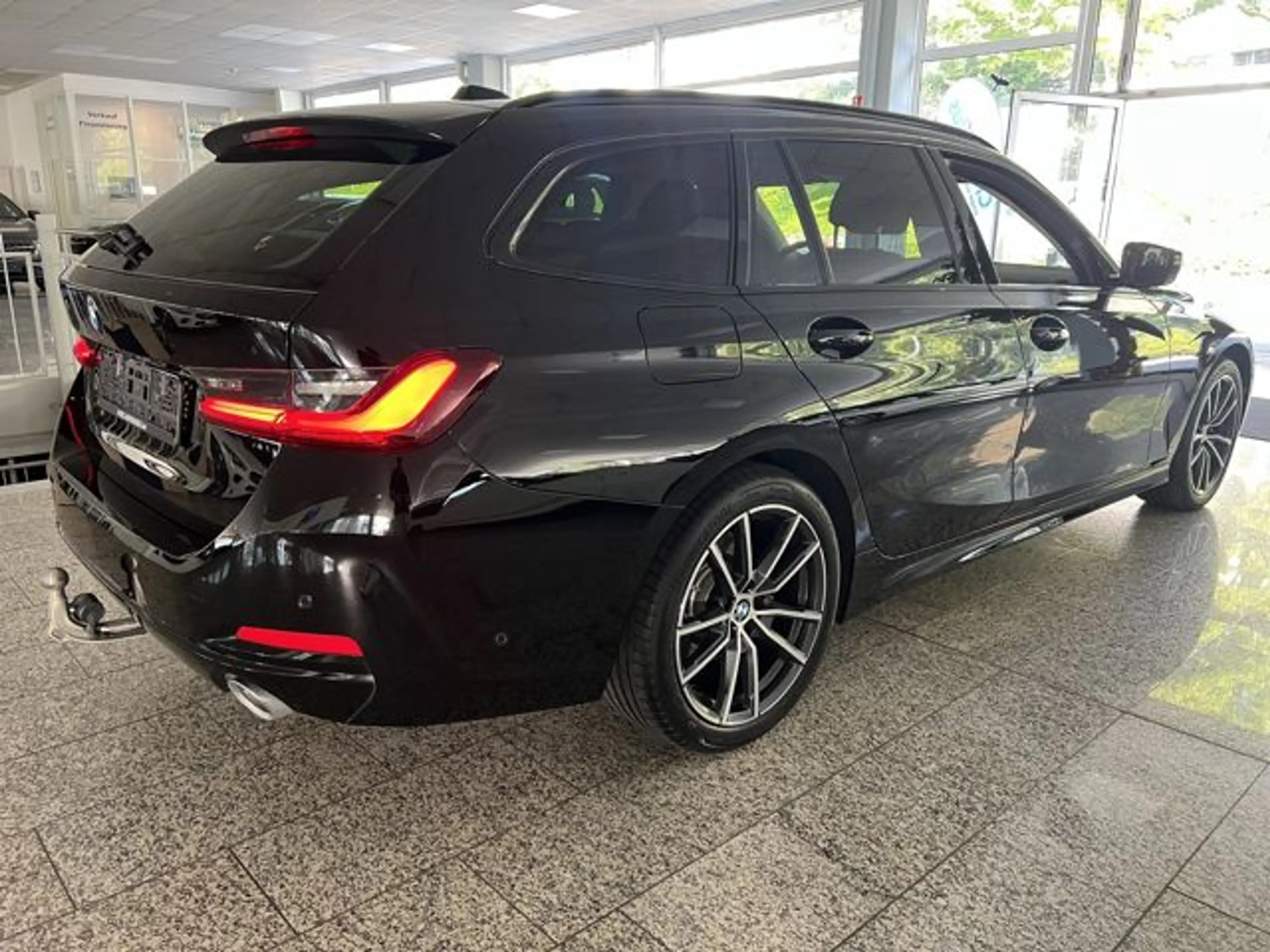 BMW 318 d Touring 360+HEADUP+AHK+LED+18" — photo 3