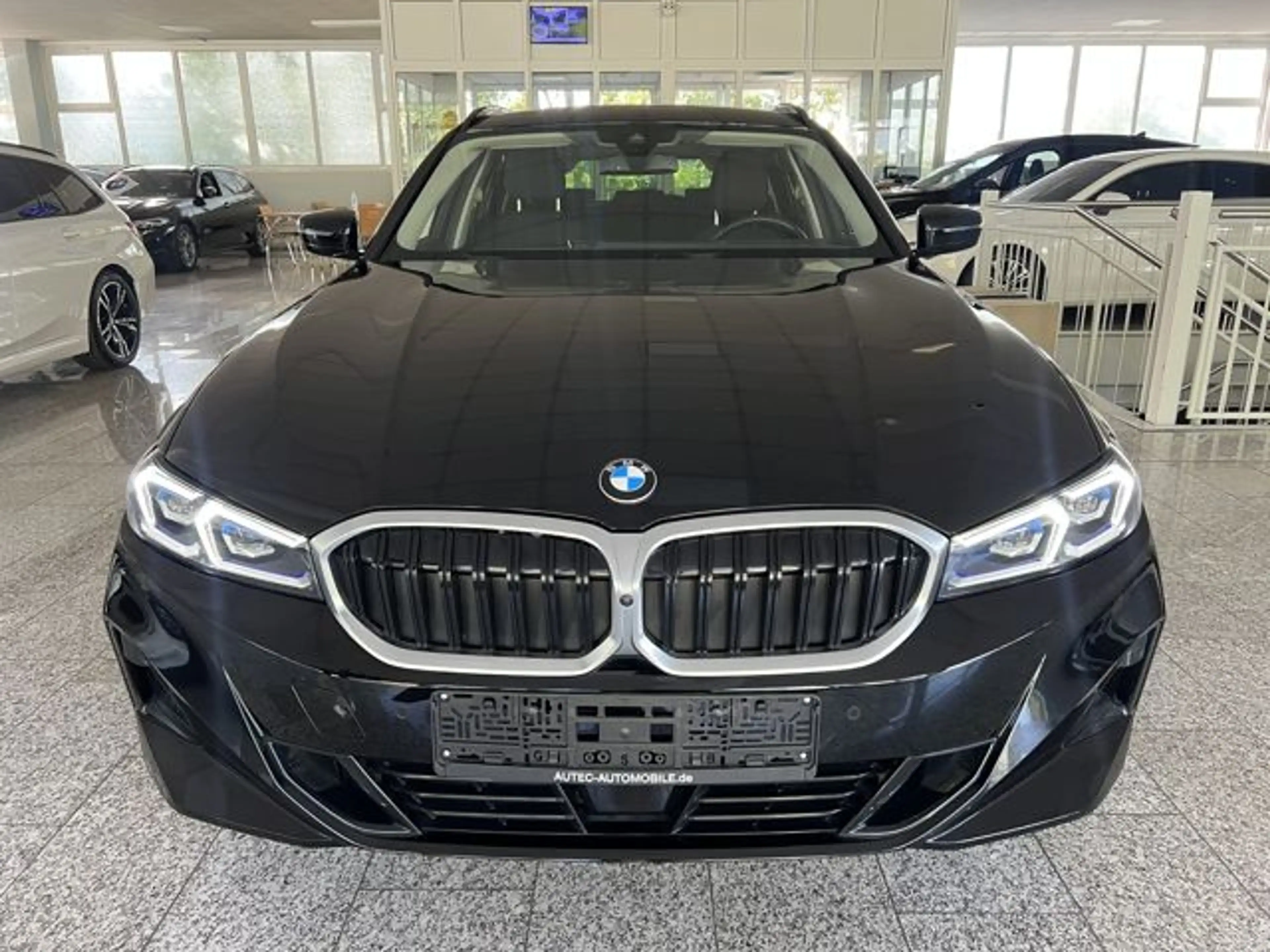 BMW 318 d Touring 360+HEADUP+AHK+LED+18" — photo 2