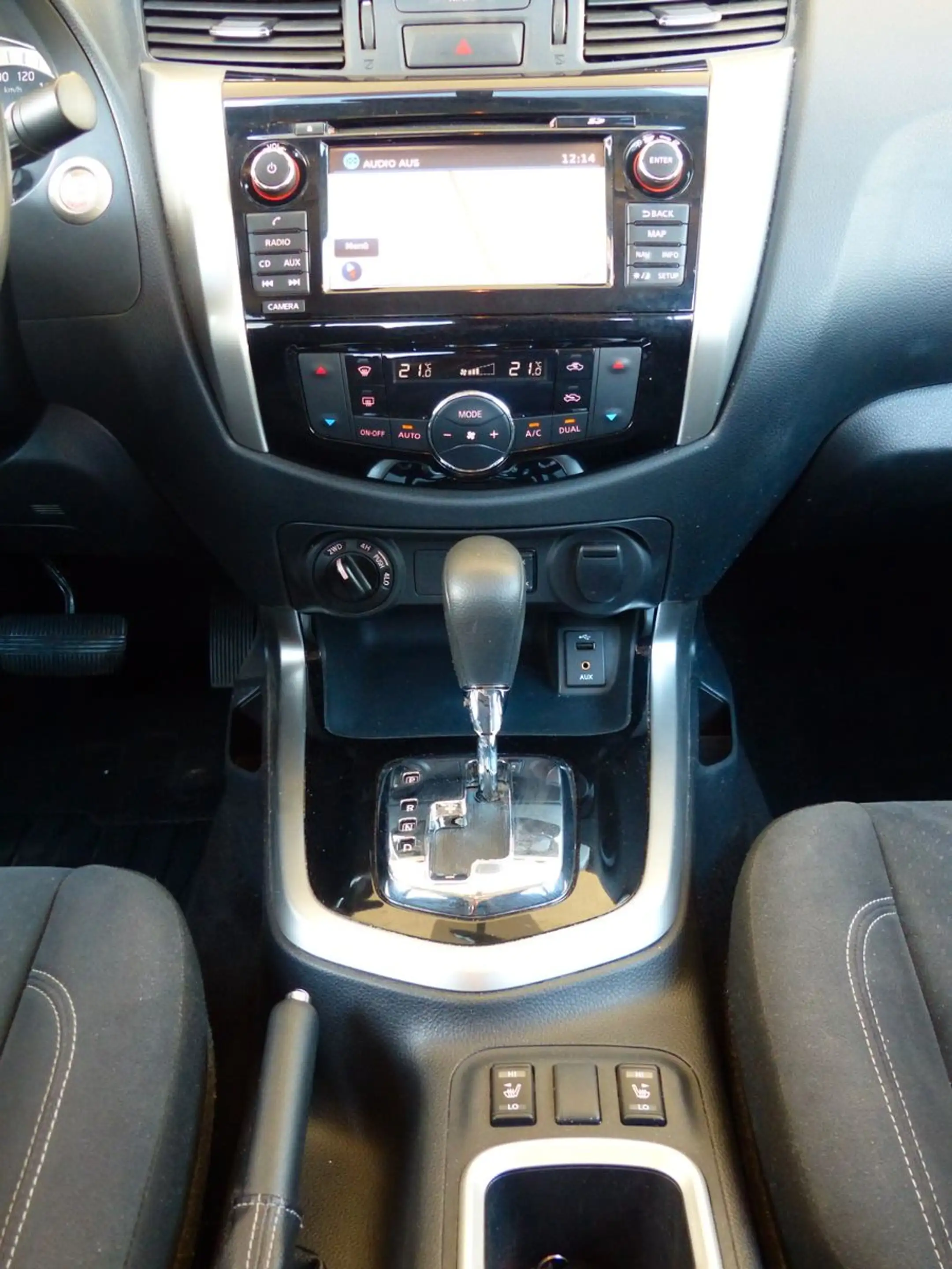 Nissan Navara NP300 N-Connecta Double Cab 4x4 Automatik 1 Hd. — photo 9