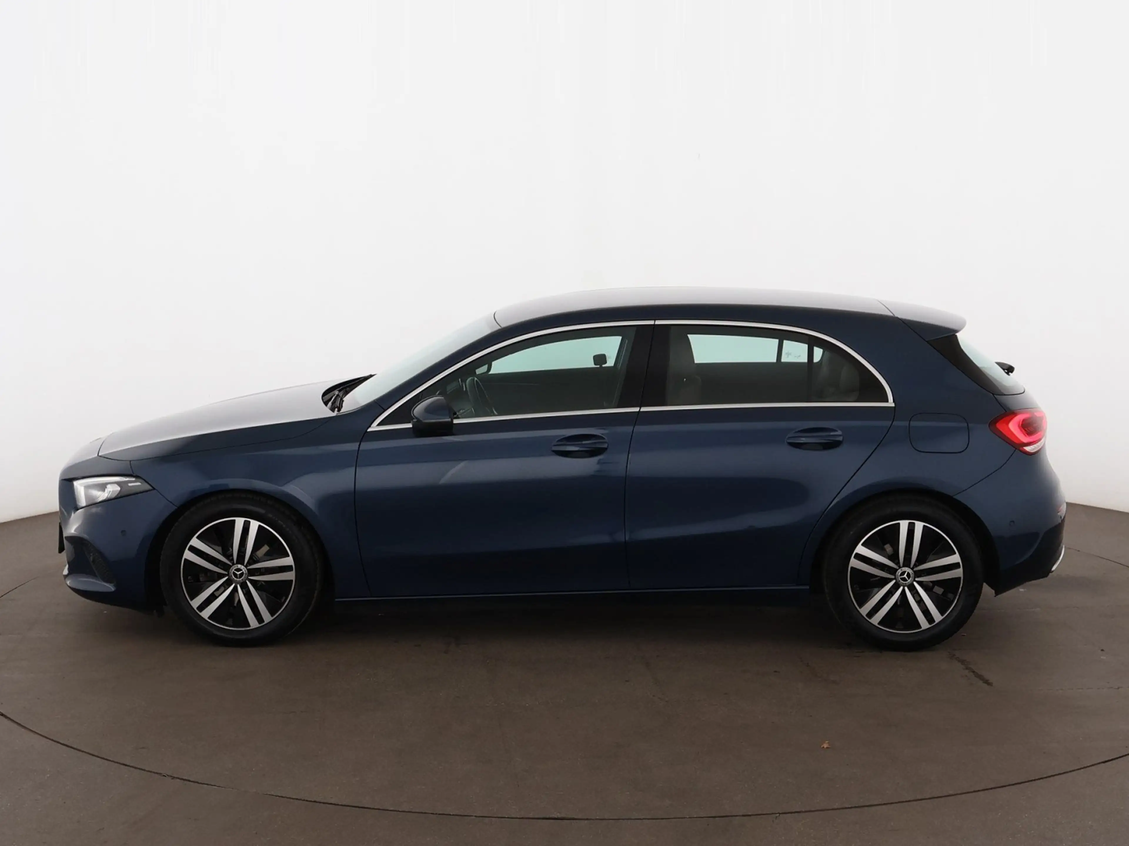 Mercedes-Benz A 180 d Progressive Aut LED LEDER NAVI SITZHZG — photo 6