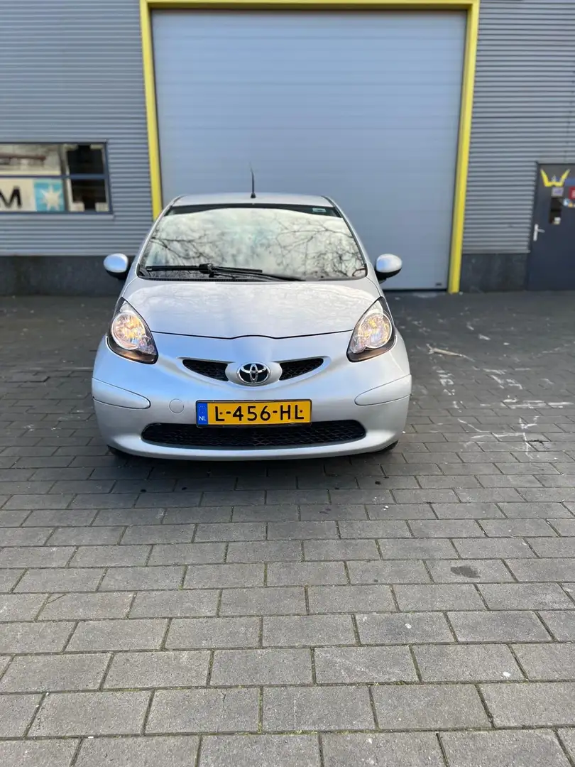 Toyota Aygo 1.0-12V Grijs - 1