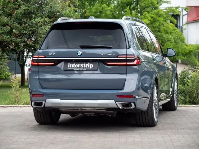 BMW X7 view 6